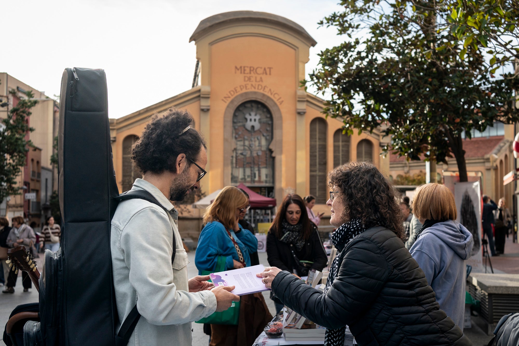 En la seva primera edició, la Fira de Lletres i Vi organitzada per l'associació Teixint Històries ha omplert aquest dissabte el raval de Montserrat de Terrassa amb un munt d'autors autopublicats, a més d'altres sota l'aixopluc editorial. El recorregut sommelier es feia per gèneres: infantil i juvenil, romàntica, fantasia, històrica, no-ficció, misteri, poesia i contemporània. Als quals el Gremi d'Hostaleria de Terrassa i Comarca proposava un vi adaptat i que ajudava a maridar amb la literatura pertinent en plena tardor | Mireia Comas