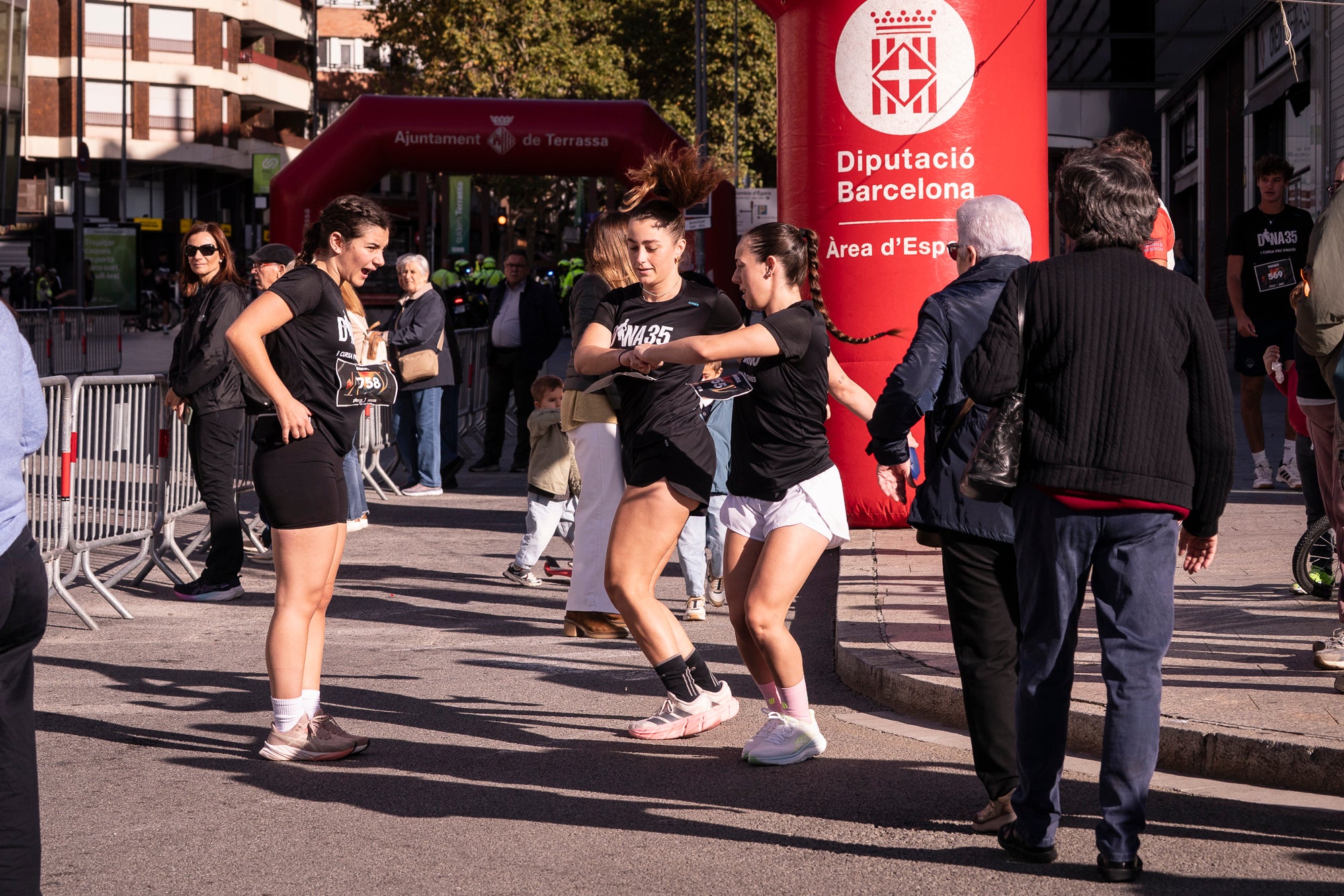 Segurament els guanyadors eren el de menys, però aquests vencedors i els seus temps li donen més relleu a la I Cursa Solidària Pau Dinarès disputada aquest diumenge a Terrassa per recaptar fons en la investigació de l'osteosarcoma. En categoria masculina, ha estat la jove promesa terrassenca Àlex Pintado qui ha travessat primer la meta del recorregut de 10 quilòmetres urbans amb 30 minuts i 52 segons, mentre que en categoria femenina ha estat primera la veterana egarenca Sandra Asín, amb 37 minuts i 32 segons. L'arribada i sortida es feia al parc dels Catalans i el moment més simbòlic era el pas per davant del carrer de Suris, on viu la família de Pau Dinarès, jove atleta d'hoquei sobre herba de l'Egara que va morir el novembre passat als 22 anys d'aquest càncer i en memòria de qual l'associació Dina35 ha creat aquesta prova | Mireia Comas