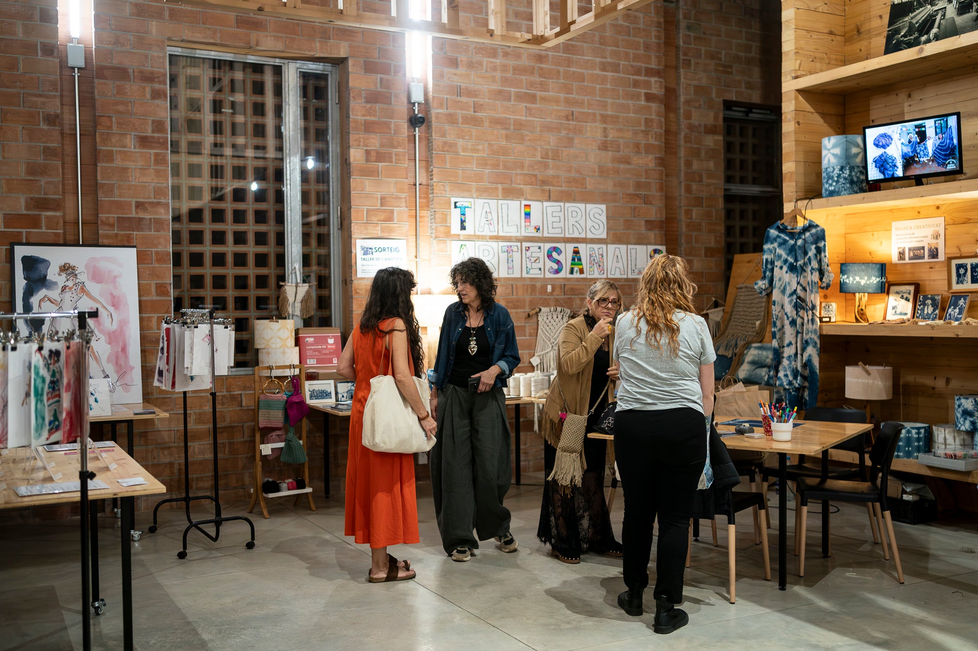 El Vapor de Prodis acull fins aquest diumenge el SOC Mercat, dins del Festival Moaré, una oportunitat única per conèixer de prop els creadors i marques de proximitat. A més, al mateix Vapor, es pot visitar l’exposició «Passeig pel silenci», de l'artista Teresa Jordà Vitó, una proposta que convida a aturar-se, observar i gaudir de la sensibilitat artística.