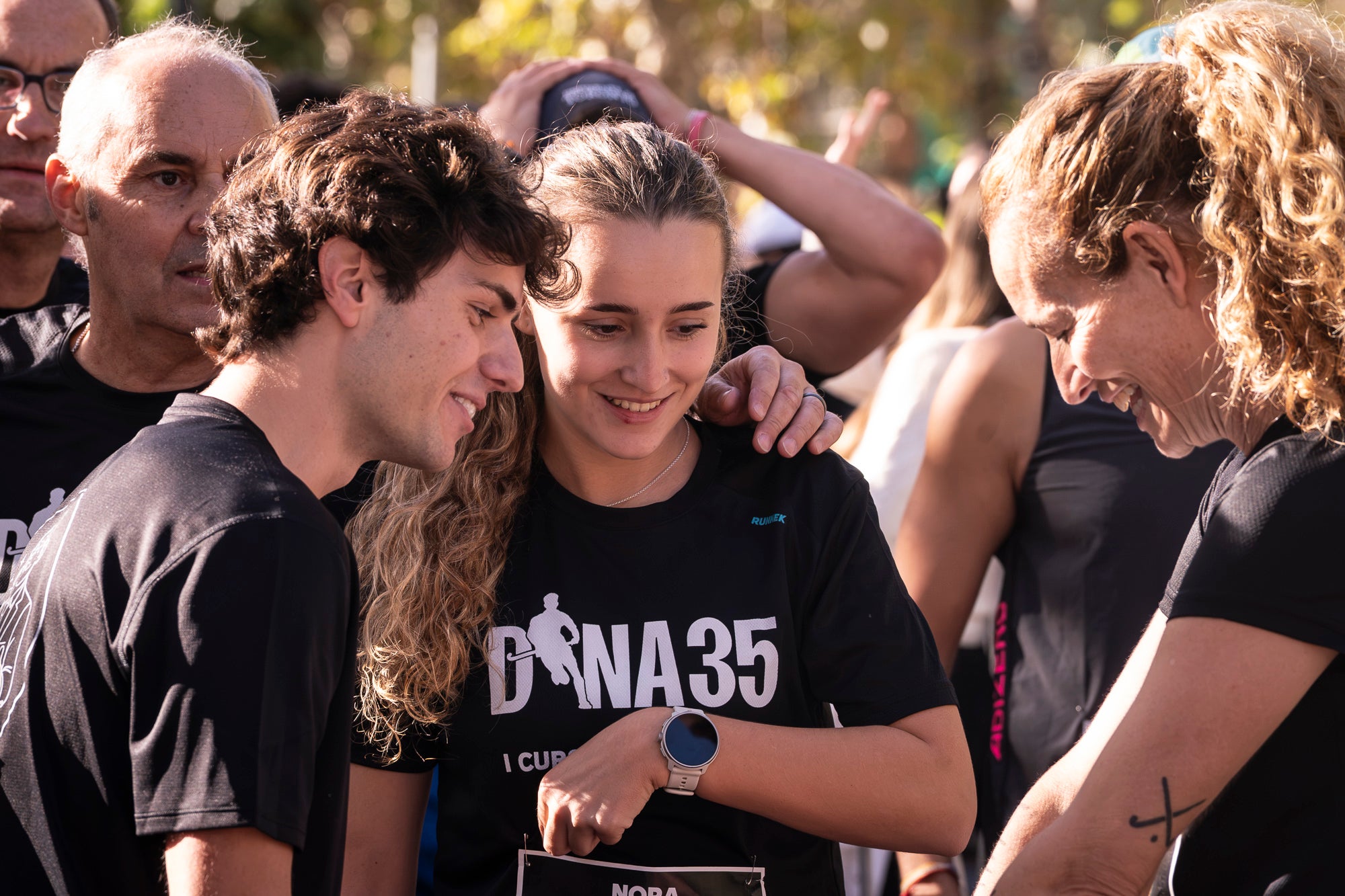 Segurament els guanyadors eren el de menys, però aquests vencedors i els seus temps li donen més relleu a la I Cursa Solidària Pau Dinarès disputada aquest diumenge a Terrassa per recaptar fons en la investigació de l'osteosarcoma. En categoria masculina, ha estat la jove promesa terrassenca Àlex Pintado qui ha travessat primer la meta del recorregut de 10 quilòmetres urbans amb 30 minuts i 52 segons, mentre que en categoria femenina ha estat primera la veterana egarenca Sandra Asín, amb 37 minuts i 32 segons. L'arribada i sortida es feia al parc dels Catalans i el moment més simbòlic era el pas per davant del carrer de Suris, on viu la família de Pau Dinarès, jove atleta d'hoquei sobre herba de l'Egara que va morir el novembre passat als 22 anys d'aquest càncer i en memòria de qual l'associació Dina35 ha creat aquesta prova | Mireia Comas