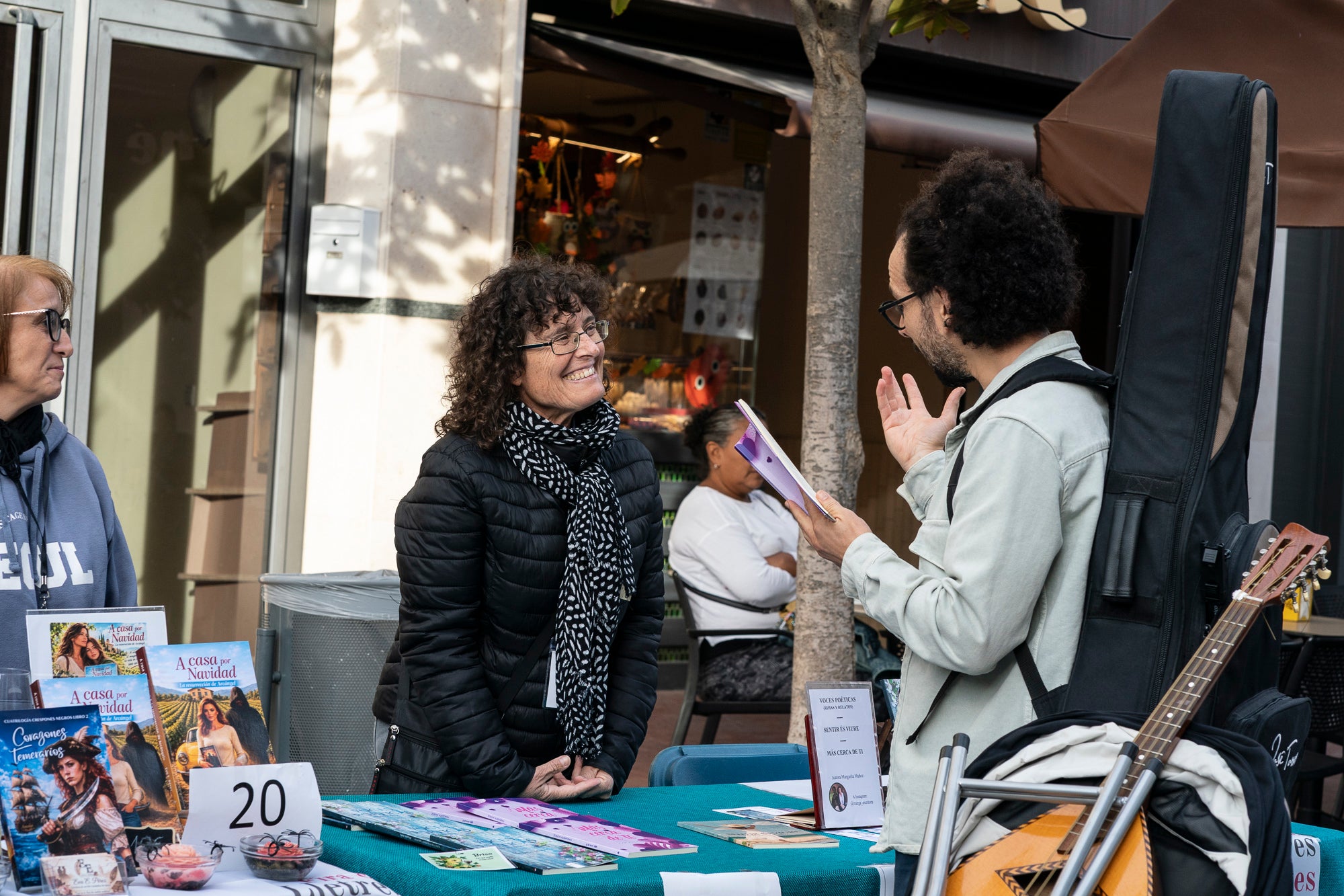 En la seva primera edició, la Fira de Lletres i Vi organitzada per l'associació Teixint Històries ha omplert aquest dissabte el raval de Montserrat de Terrassa amb un munt d'autors autopublicats, a més d'altres sota l'aixopluc editorial. El recorregut sommelier es feia per gèneres: infantil i juvenil, romàntica, fantasia, històrica, no-ficció, misteri, poesia i contemporània. Als quals el Gremi d'Hostaleria de Terrassa i Comarca proposava un vi adaptat i que ajudava a maridar amb la literatura pertinent en plena tardor | Mireia Comas