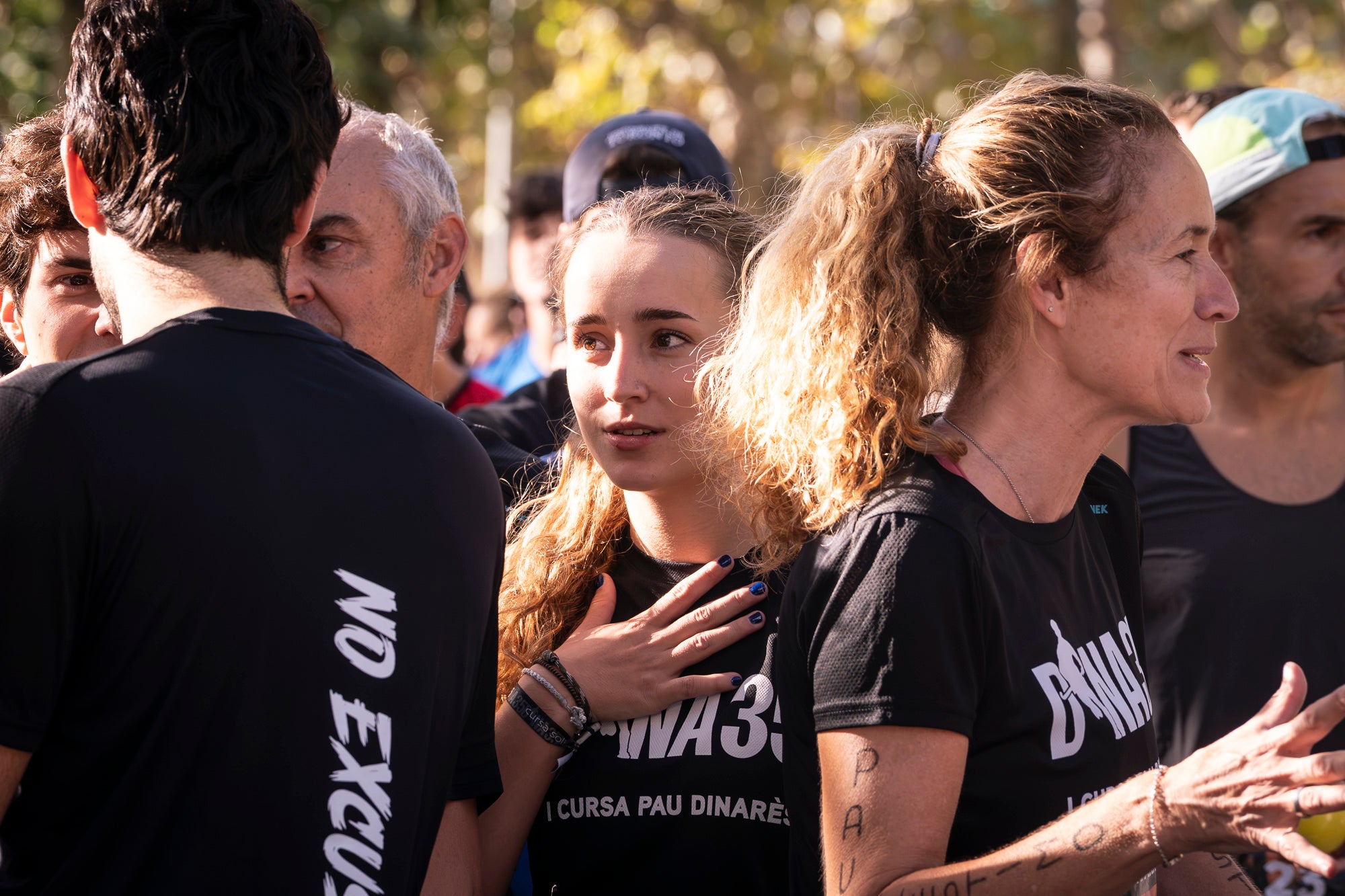 Segurament els guanyadors eren el de menys, però aquests vencedors i els seus temps li donen més relleu a la I Cursa Solidària Pau Dinarès disputada aquest diumenge a Terrassa per recaptar fons en la investigació de l'osteosarcoma. En categoria masculina, ha estat la jove promesa terrassenca Àlex Pintado qui ha travessat primer la meta del recorregut de 10 quilòmetres urbans amb 30 minuts i 52 segons, mentre que en categoria femenina ha estat primera la veterana egarenca Sandra Asín, amb 37 minuts i 32 segons. L'arribada i sortida es feia al parc dels Catalans i el moment més simbòlic era el pas per davant del carrer de Suris, on viu la família de Pau Dinarès, jove atleta d'hoquei sobre herba de l'Egara que va morir el novembre passat als 22 anys d'aquest càncer i en memòria de qual l'associació Dina35 ha creat aquesta prova | Mireia Comas