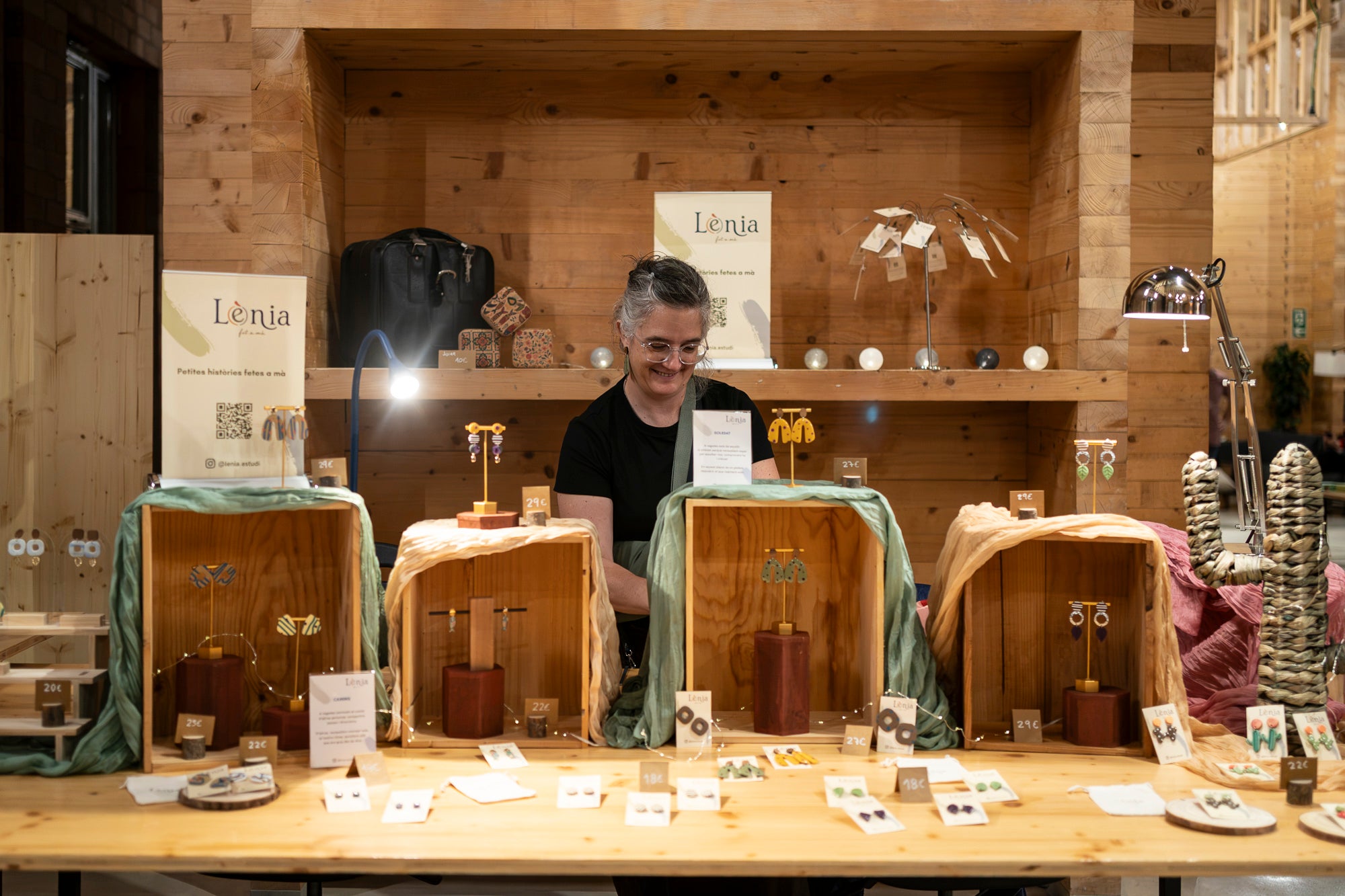 El Vapor de Prodis acull fins aquest diumenge el SOC Mercat, dins del Festival Moaré, una oportunitat única per conèixer de prop els creadors i marques de proximitat. A més, al mateix Vapor, es pot visitar l’exposició «Passeig pel silenci», de l'artista Teresa Jordà Vitó, una proposta que convida a aturar-se, observar i gaudir de la sensibilitat artística.