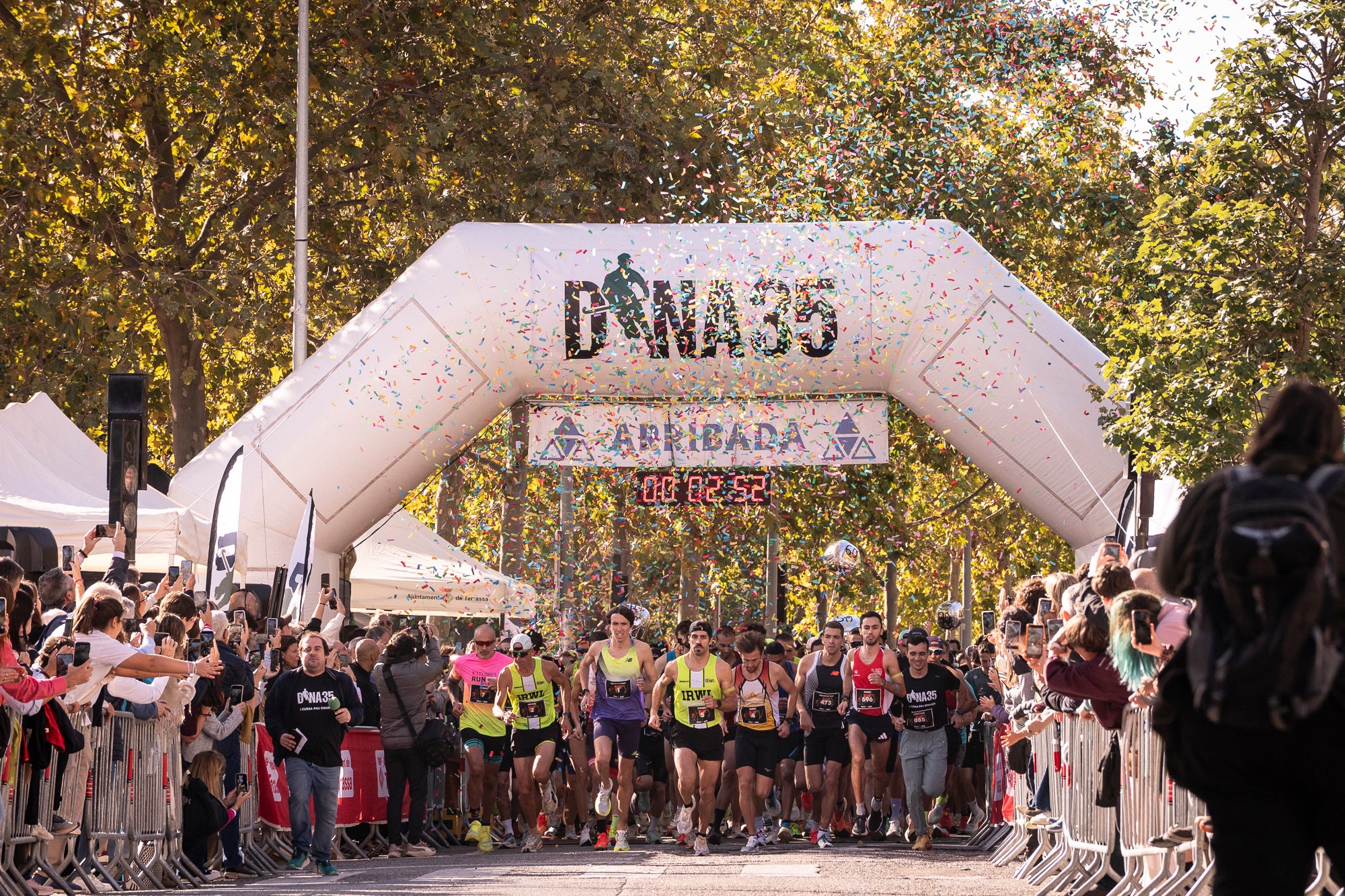Segurament els guanyadors eren el de menys, però aquests vencedors i els seus temps li donen més relleu a la I Cursa Solidària Pau Dinarès disputada aquest diumenge a Terrassa per recaptar fons en la investigació de l'osteosarcoma. En categoria masculina, ha estat la jove promesa terrassenca Àlex Pintado qui ha travessat primer la meta del recorregut de 10 quilòmetres urbans amb 30 minuts i 52 segons, mentre que en categoria femenina ha estat primera la veterana egarenca Sandra Asín, amb 37 minuts i 32 segons. L'arribada i sortida es feia al parc dels Catalans i el moment més simbòlic era el pas per davant del carrer de Suris, on viu la família de Pau Dinarès, jove atleta d'hoquei sobre herba de l'Egara que va morir el novembre passat als 22 anys d'aquest càncer i en memòria de qual l'associació Dina35 ha creat aquesta prova | Mireia Comas