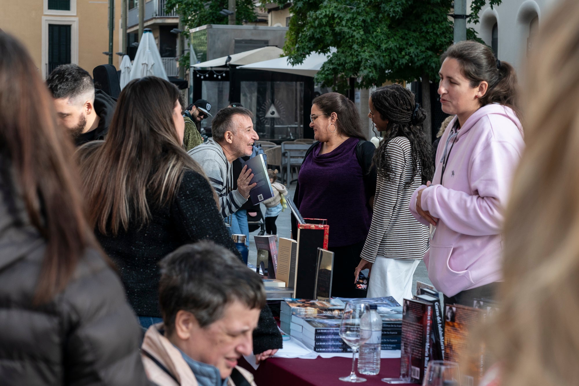 En la seva primera edició, la Fira de Lletres i Vi organitzada per l'associació Teixint Històries ha omplert aquest dissabte el raval de Montserrat de Terrassa amb un munt d'autors autopublicats, a més d'altres sota l'aixopluc editorial. El recorregut sommelier es feia per gèneres: infantil i juvenil, romàntica, fantasia, històrica, no-ficció, misteri, poesia i contemporània. Als quals el Gremi d'Hostaleria de Terrassa i Comarca proposava un vi adaptat i que ajudava a maridar amb la literatura pertinent en plena tardor | Mireia Comas