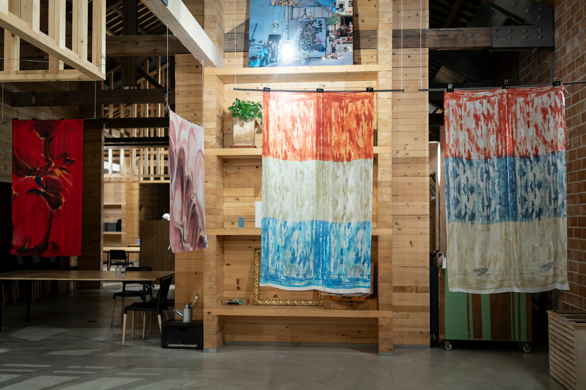 El Vapor de Prodis acull fins aquest diumenge el SOC Mercat, dins del Festival Moaré, una oportunitat única per conèixer de prop els creadors i marques de proximitat. A més, al mateix Vapor, es pot visitar l’exposició «Passeig pel silenci», de l'artista Teresa Jordà Vitó, una proposta que convida a aturar-se, observar i gaudir de la sensibilitat artística.