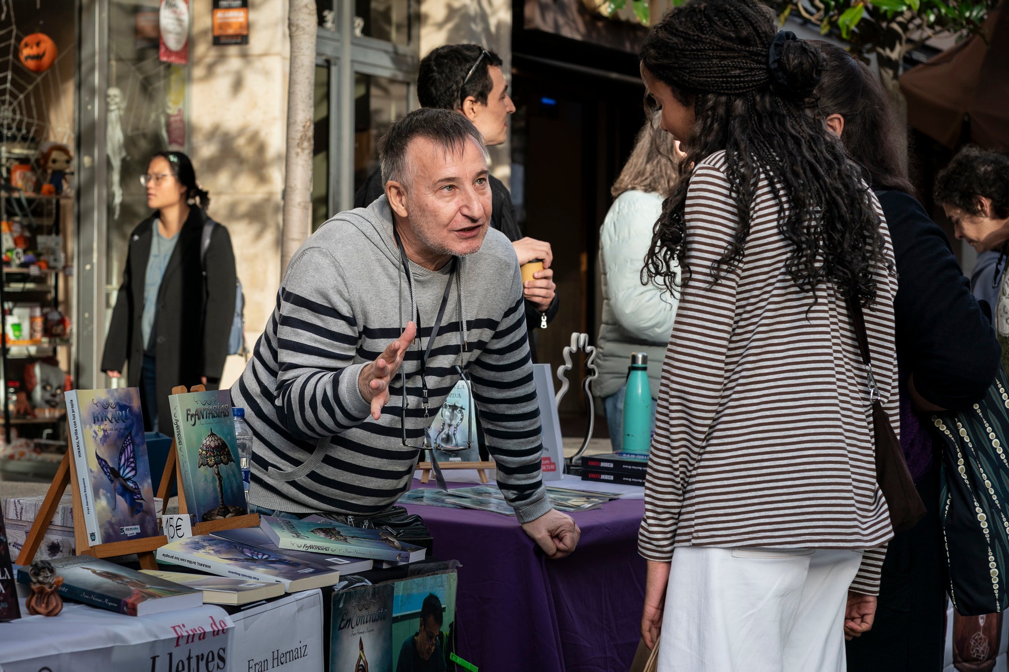 En la seva primera edició, la Fira de Lletres i Vi organitzada per l'associació Teixint Històries ha omplert aquest dissabte el raval de Montserrat de Terrassa amb un munt d'autors autopublicats, a més d'altres sota l'aixopluc editorial. El recorregut sommelier es feia per gèneres: infantil i juvenil, romàntica, fantasia, històrica, no-ficció, misteri, poesia i contemporània. Als quals el Gremi d'Hostaleria de Terrassa i Comarca proposava un vi adaptat i que ajudava a maridar amb la literatura pertinent en plena tardor | Mireia Comas