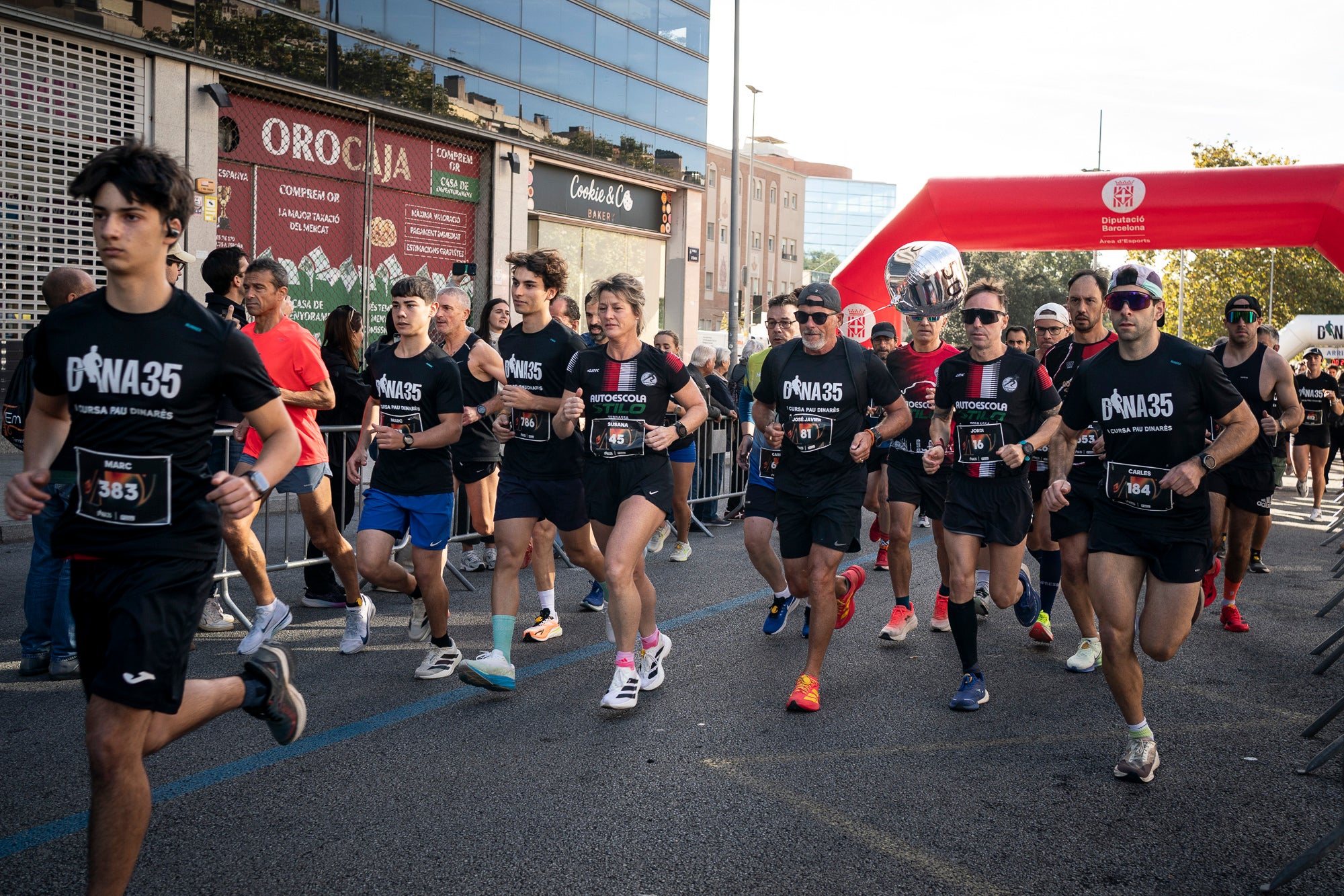 Segurament els guanyadors eren el de menys, però aquests vencedors i els seus temps li donen més relleu a la I Cursa Solidària Pau Dinarès disputada aquest diumenge a Terrassa per recaptar fons en la investigació de l'osteosarcoma. En categoria masculina, ha estat la jove promesa terrassenca Àlex Pintado qui ha travessat primer la meta del recorregut de 10 quilòmetres urbans amb 30 minuts i 52 segons, mentre que en categoria femenina ha estat primera la veterana egarenca Sandra Asín, amb 37 minuts i 32 segons. L'arribada i sortida es feia al parc dels Catalans i el moment més simbòlic era el pas per davant del carrer de Suris, on viu la família de Pau Dinarès, jove atleta d'hoquei sobre herba de l'Egara que va morir el novembre passat als 22 anys d'aquest càncer i en memòria de qual l'associació Dina35 ha creat aquesta prova | Mireia Comas