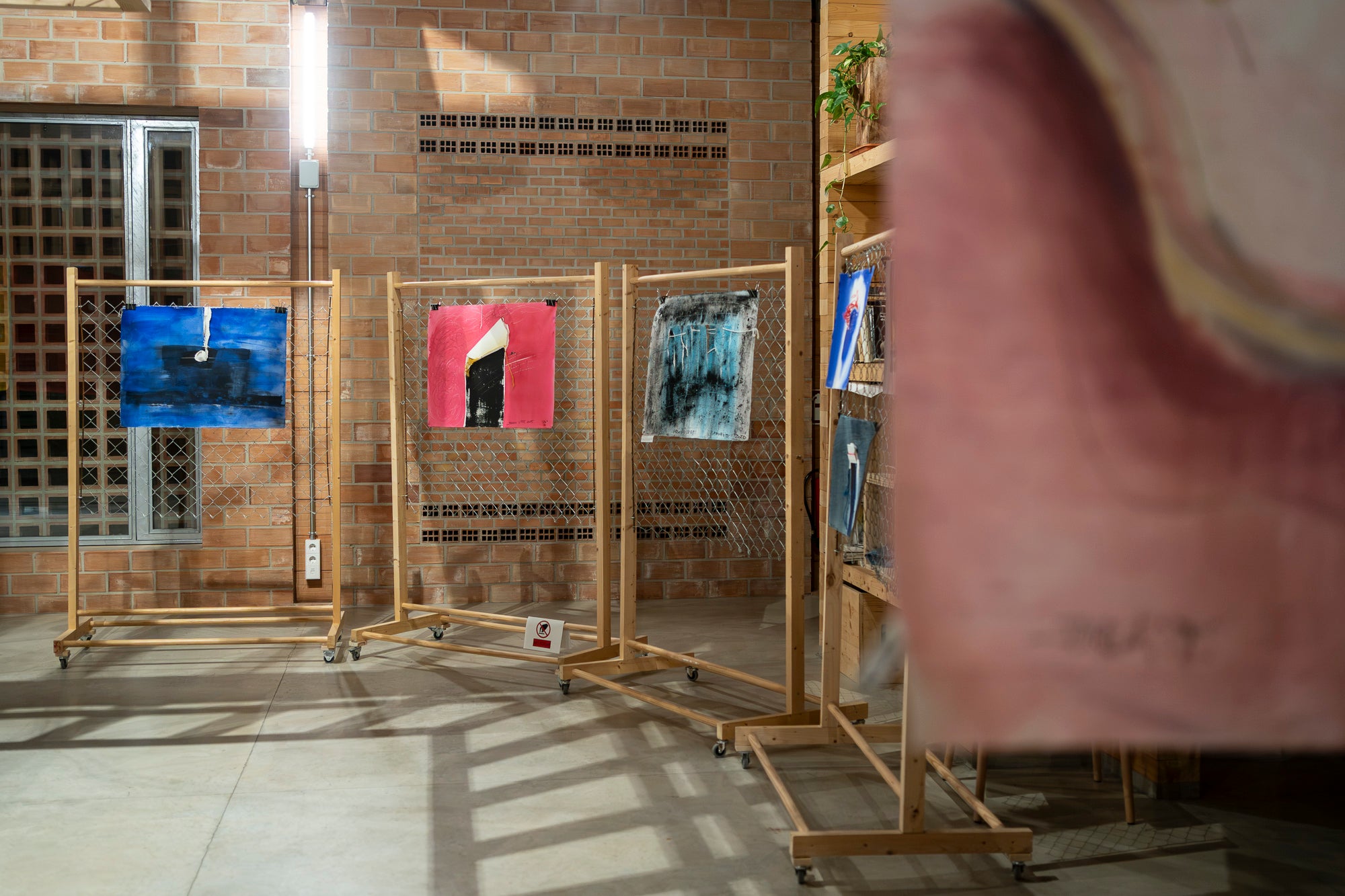 El Vapor de Prodis acull fins aquest diumenge el SOC Mercat, dins del Festival Moaré, una oportunitat única per conèixer de prop els creadors i marques de proximitat. A més, al mateix Vapor, es pot visitar l’exposició «Passeig pel silenci», de l'artista Teresa Jordà Vitó, una proposta que convida a aturar-se, observar i gaudir de la sensibilitat artística.