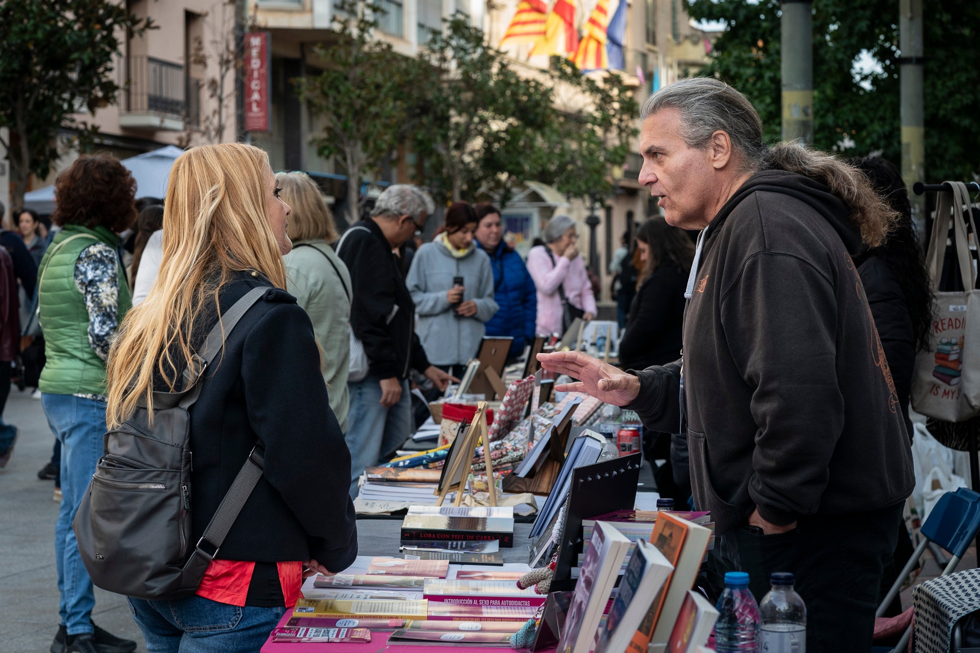 En la seva primera edició, la Fira de Lletres i Vi organitzada per l'associació Teixint Històries ha omplert aquest dissabte el raval de Montserrat de Terrassa amb un munt d'autors autopublicats, a més d'altres sota l'aixopluc editorial. El recorregut sommelier es feia per gèneres: infantil i juvenil, romàntica, fantasia, històrica, no-ficció, misteri, poesia i contemporània. Als quals el Gremi d'Hostaleria de Terrassa i Comarca proposava un vi adaptat i que ajudava a maridar amb la literatura pertinent en plena tardor | Mireia Comas