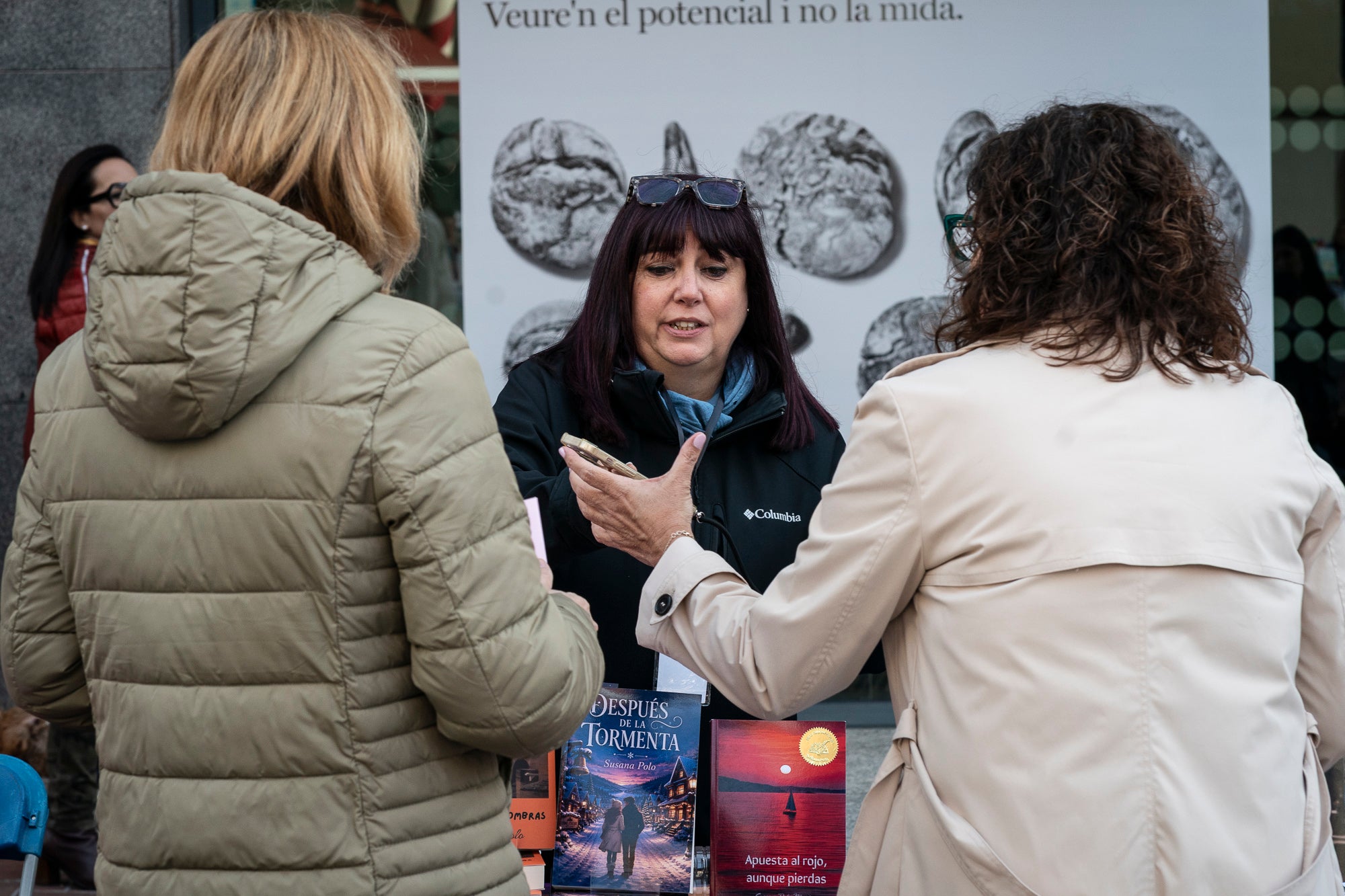 En la seva primera edició, la Fira de Lletres i Vi organitzada per l'associació Teixint Històries ha omplert aquest dissabte el raval de Montserrat de Terrassa amb un munt d'autors autopublicats, a més d'altres sota l'aixopluc editorial. El recorregut sommelier es feia per gèneres: infantil i juvenil, romàntica, fantasia, històrica, no-ficció, misteri, poesia i contemporània. Als quals el Gremi d'Hostaleria de Terrassa i Comarca proposava un vi adaptat i que ajudava a maridar amb la literatura pertinent en plena tardor | Mireia Comas
