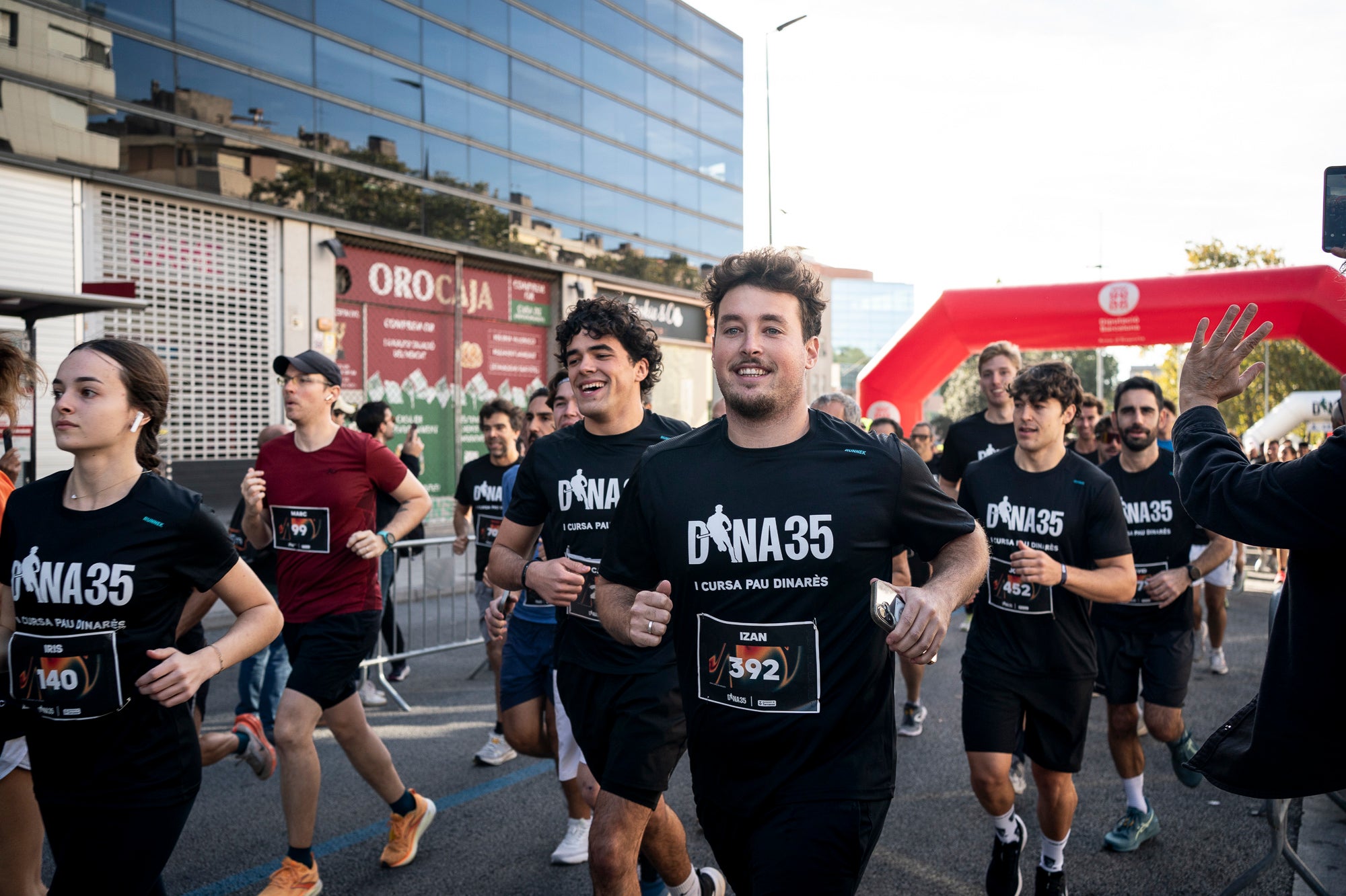 Segurament els guanyadors eren el de menys, però aquests vencedors i els seus temps li donen més relleu a la I Cursa Solidària Pau Dinarès disputada aquest diumenge a Terrassa per recaptar fons en la investigació de l'osteosarcoma. En categoria masculina, ha estat la jove promesa terrassenca Àlex Pintado qui ha travessat primer la meta del recorregut de 10 quilòmetres urbans amb 30 minuts i 52 segons, mentre que en categoria femenina ha estat primera la veterana egarenca Sandra Asín, amb 37 minuts i 32 segons. L'arribada i sortida es feia al parc dels Catalans i el moment més simbòlic era el pas per davant del carrer de Suris, on viu la família de Pau Dinarès, jove atleta d'hoquei sobre herba de l'Egara que va morir el novembre passat als 22 anys d'aquest càncer i en memòria de qual l'associació Dina35 ha creat aquesta prova | Mireia Comas