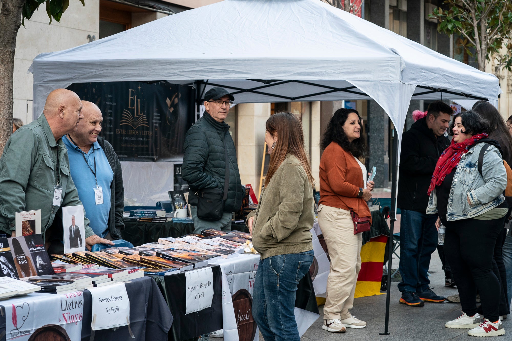 En la seva primera edició, la Fira de Lletres i Vi organitzada per l'associació Teixint Històries ha omplert aquest dissabte el raval de Montserrat de Terrassa amb un munt d'autors autopublicats, a més d'altres sota l'aixopluc editorial. El recorregut sommelier es feia per gèneres: infantil i juvenil, romàntica, fantasia, històrica, no-ficció, misteri, poesia i contemporània. Als quals el Gremi d'Hostaleria de Terrassa i Comarca proposava un vi adaptat i que ajudava a maridar amb la literatura pertinent en plena tardor | Mireia Comas