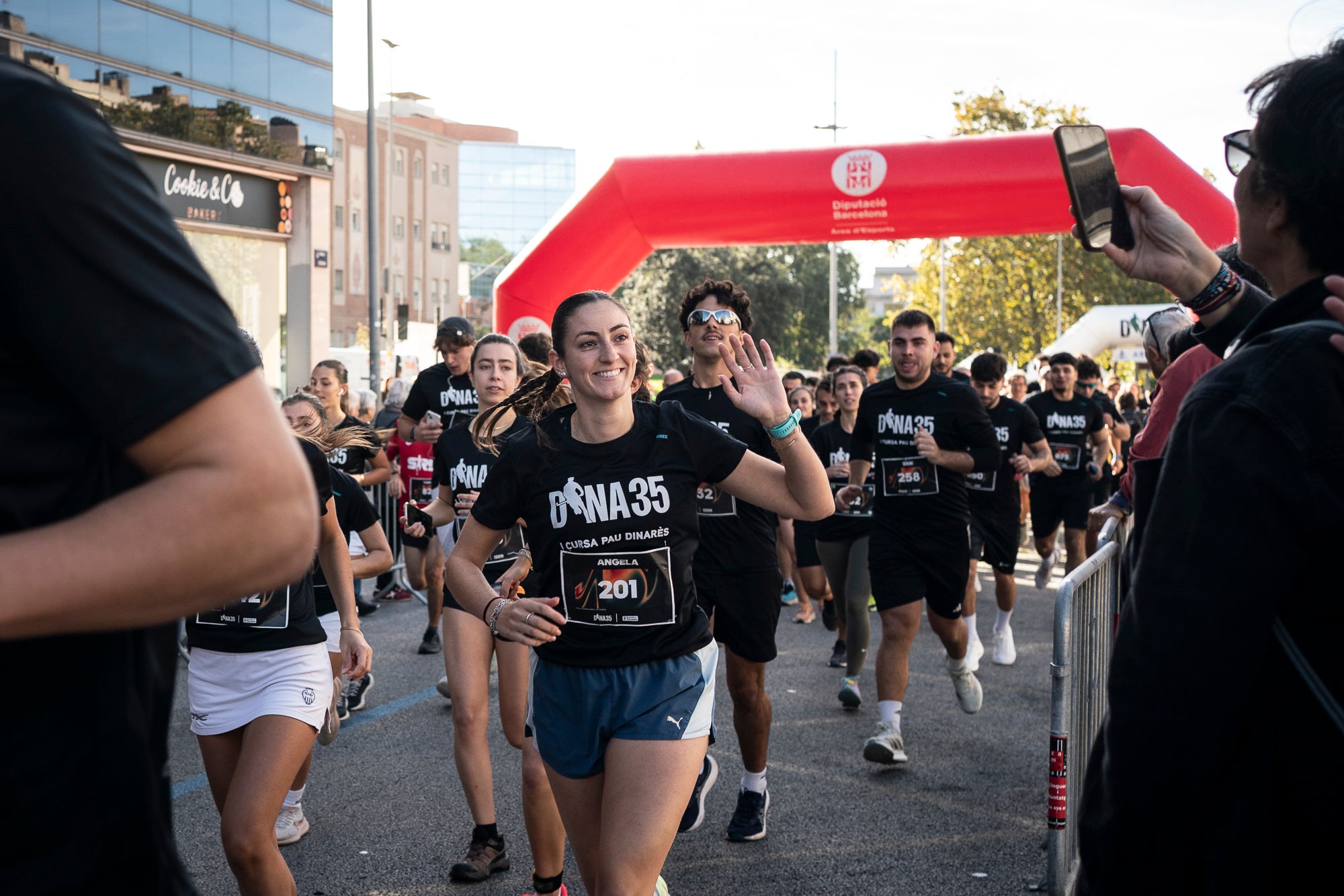 Segurament els guanyadors eren el de menys, però aquests vencedors i els seus temps li donen més relleu a la I Cursa Solidària Pau Dinarès disputada aquest diumenge a Terrassa per recaptar fons en la investigació de l'osteosarcoma. En categoria masculina, ha estat la jove promesa terrassenca Àlex Pintado qui ha travessat primer la meta del recorregut de 10 quilòmetres urbans amb 30 minuts i 52 segons, mentre que en categoria femenina ha estat primera la veterana egarenca Sandra Asín, amb 37 minuts i 32 segons. L'arribada i sortida es feia al parc dels Catalans i el moment més simbòlic era el pas per davant del carrer de Suris, on viu la família de Pau Dinarès, jove atleta d'hoquei sobre herba de l'Egara que va morir el novembre passat als 22 anys d'aquest càncer i en memòria de qual l'associació Dina35 ha creat aquesta prova | Mireia Comas