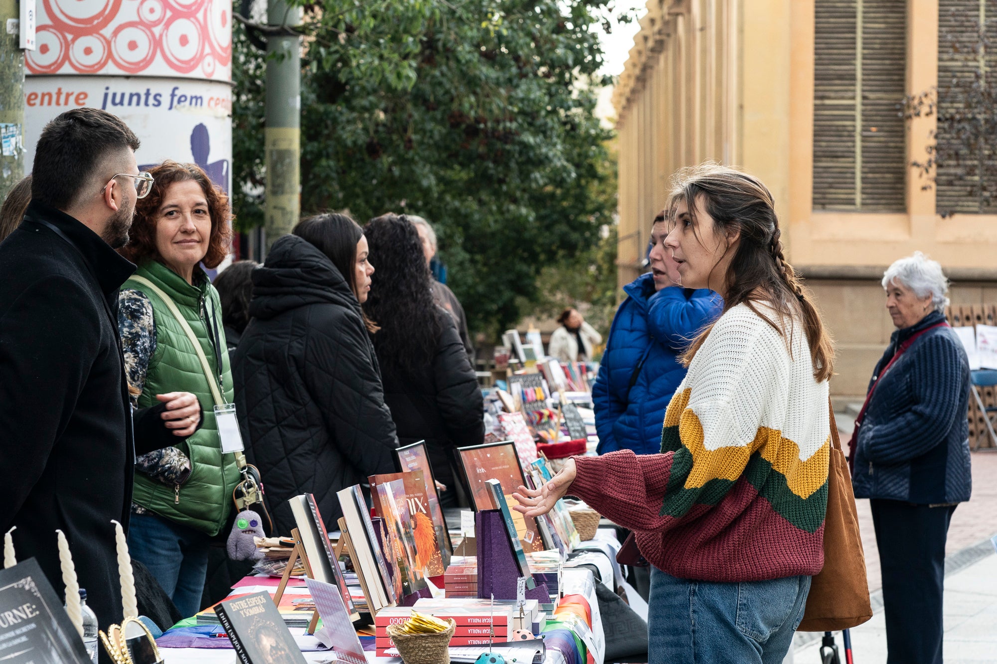 En la seva primera edició, la Fira de Lletres i Vi organitzada per l'associació Teixint Històries ha omplert aquest dissabte el raval de Montserrat de Terrassa amb un munt d'autors autopublicats, a més d'altres sota l'aixopluc editorial. El recorregut sommelier es feia per gèneres: infantil i juvenil, romàntica, fantasia, històrica, no-ficció, misteri, poesia i contemporània. Als quals el Gremi d'Hostaleria de Terrassa i Comarca proposava un vi adaptat i que ajudava a maridar amb la literatura pertinent en plena tardor | Mireia Comas