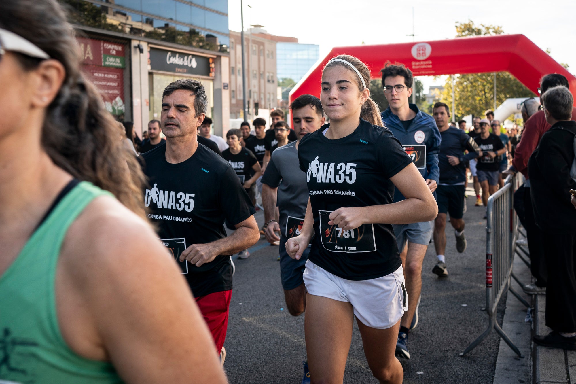 Segurament els guanyadors eren el de menys, però aquests vencedors i els seus temps li donen més relleu a la I Cursa Solidària Pau Dinarès disputada aquest diumenge a Terrassa per recaptar fons en la investigació de l'osteosarcoma. En categoria masculina, ha estat la jove promesa terrassenca Àlex Pintado qui ha travessat primer la meta del recorregut de 10 quilòmetres urbans amb 30 minuts i 52 segons, mentre que en categoria femenina ha estat primera la veterana egarenca Sandra Asín, amb 37 minuts i 32 segons. L'arribada i sortida es feia al parc dels Catalans i el moment més simbòlic era el pas per davant del carrer de Suris, on viu la família de Pau Dinarès, jove atleta d'hoquei sobre herba de l'Egara que va morir el novembre passat als 22 anys d'aquest càncer i en memòria de qual l'associació Dina35 ha creat aquesta prova | Mireia Comas