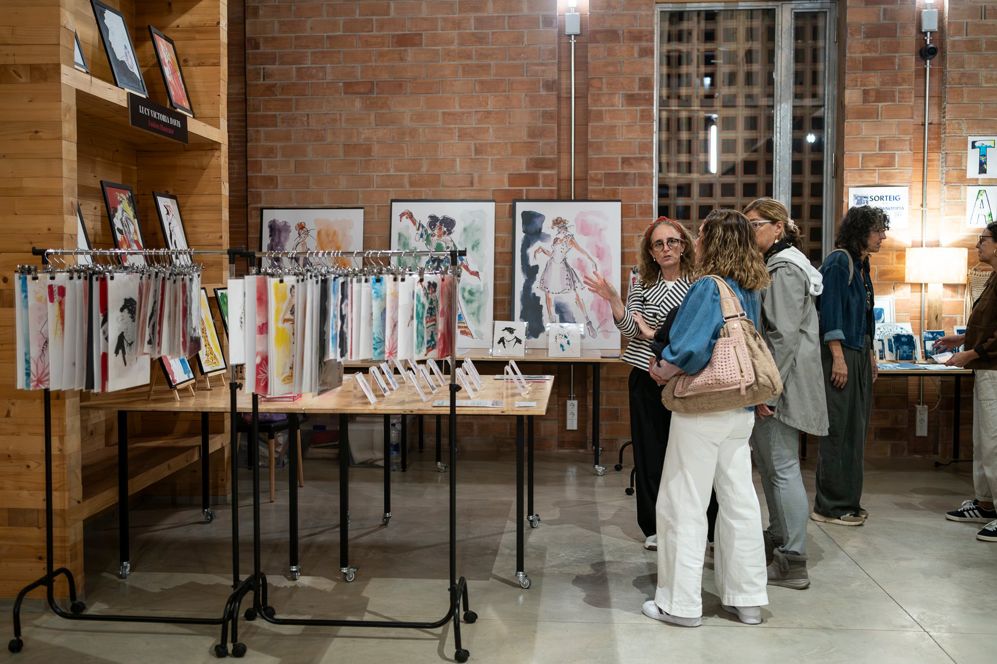 El Vapor de Prodis acull fins aquest diumenge el SOC Mercat, dins del Festival Moaré, una oportunitat única per conèixer de prop els creadors i marques de proximitat. A més, al mateix Vapor, es pot visitar l’exposició «Passeig pel silenci», de l'artista Teresa Jordà Vitó, una proposta que convida a aturar-se, observar i gaudir de la sensibilitat artística.