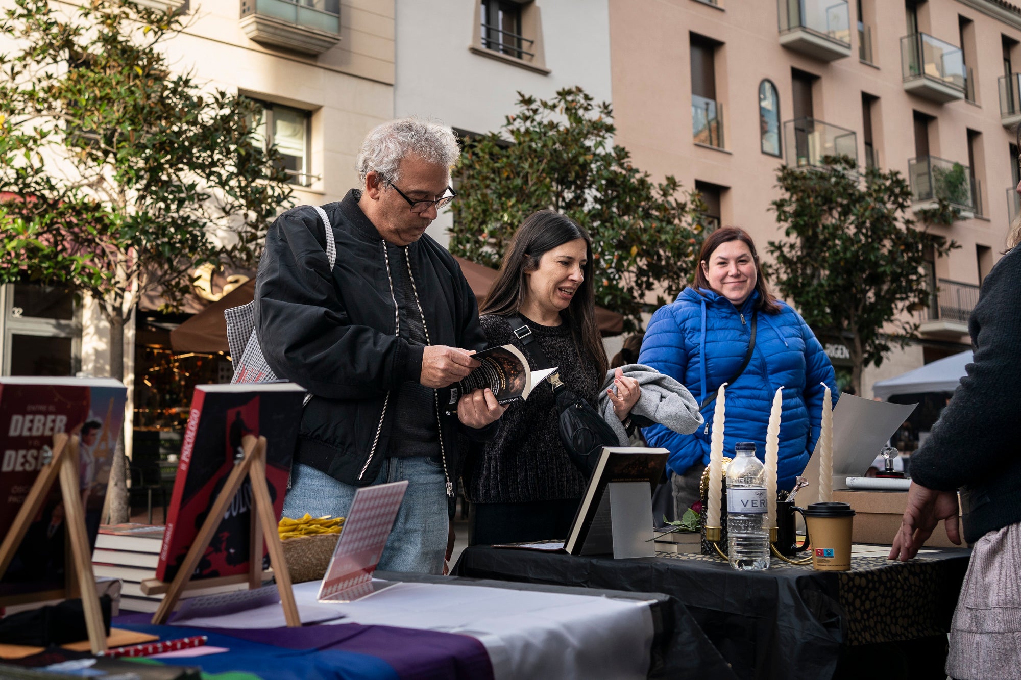 En la seva primera edició, la Fira de Lletres i Vi organitzada per l'associació Teixint Històries ha omplert aquest dissabte el raval de Montserrat de Terrassa amb un munt d'autors autopublicats, a més d'altres sota l'aixopluc editorial. El recorregut sommelier es feia per gèneres: infantil i juvenil, romàntica, fantasia, històrica, no-ficció, misteri, poesia i contemporània. Als quals el Gremi d'Hostaleria de Terrassa i Comarca proposava un vi adaptat i que ajudava a maridar amb la literatura pertinent en plena tardor | Mireia Comas