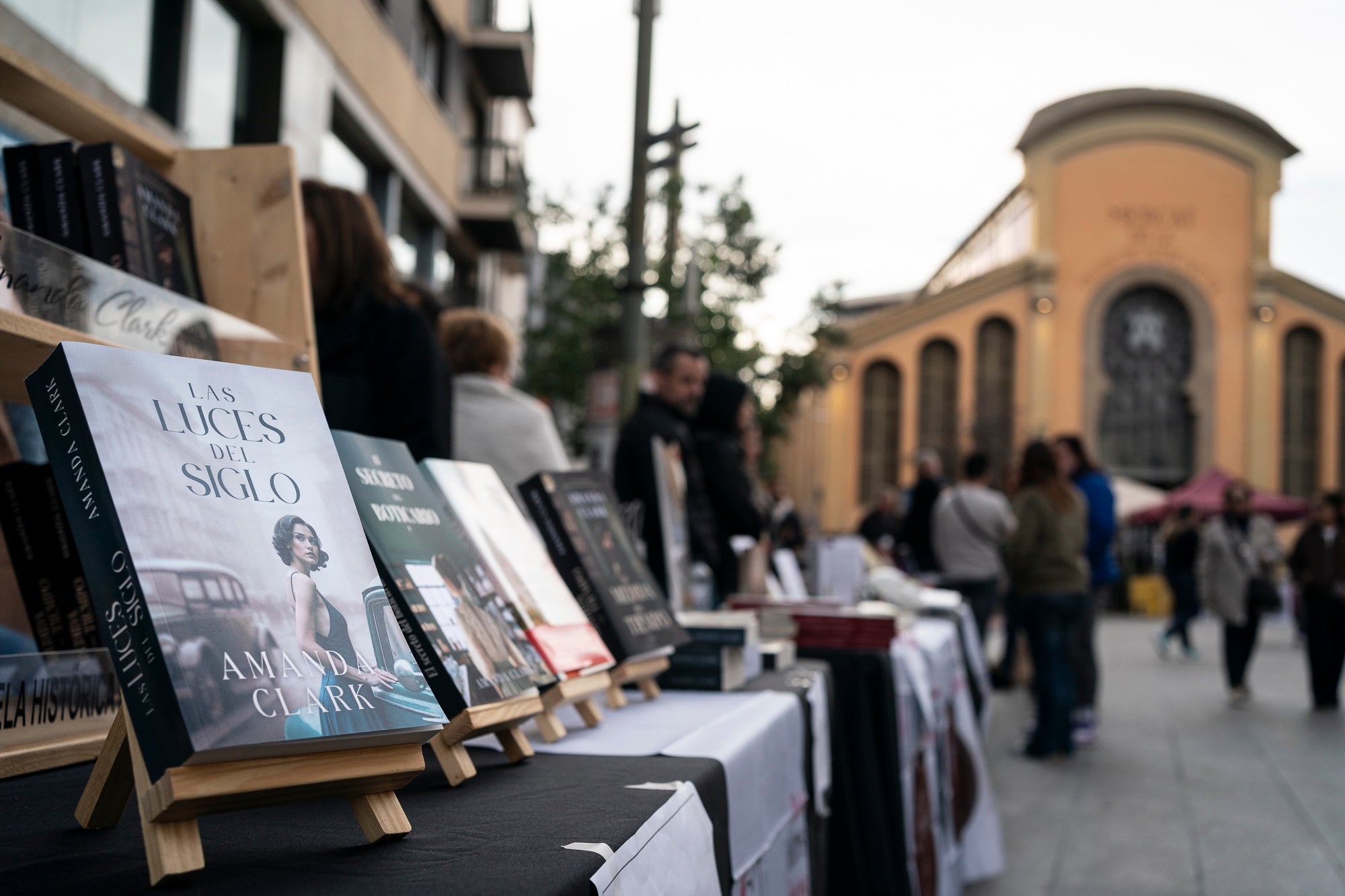 En la seva primera edició, la Fira de Lletres i Vi organitzada per l'associació Teixint Històries ha omplert aquest dissabte el raval de Montserrat de Terrassa amb un munt d'autors autopublicats, a més d'altres sota l'aixopluc editorial. El recorregut sommelier es feia per gèneres: infantil i juvenil, romàntica, fantasia, històrica, no-ficció, misteri, poesia i contemporània. Als quals el Gremi d'Hostaleria de Terrassa i Comarca proposava un vi adaptat i que ajudava a maridar amb la literatura pertinent en plena tardor | Mireia Comas