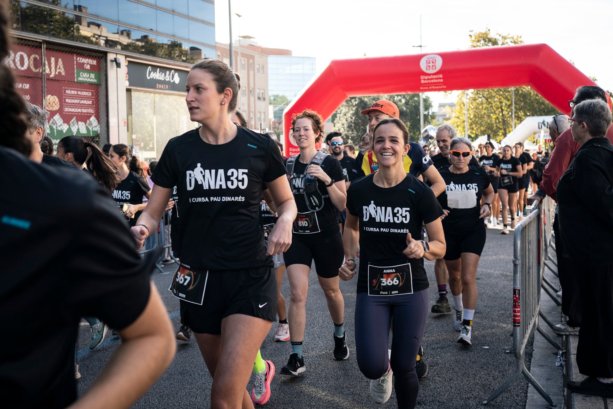 Segurament els guanyadors eren el de menys, però aquests vencedors i els seus temps li donen més relleu a la I Cursa Solidària Pau Dinarès disputada aquest diumenge a Terrassa per recaptar fons en la investigació de l'osteosarcoma. En categoria masculina, ha estat la jove promesa terrassenca Àlex Pintado qui ha travessat primer la meta del recorregut de 10 quilòmetres urbans amb 30 minuts i 52 segons, mentre que en categoria femenina ha estat primera la veterana egarenca Sandra Asín, amb 37 minuts i 32 segons. L'arribada i sortida es feia al parc dels Catalans i el moment més simbòlic era el pas per davant del carrer de Suris, on viu la família de Pau Dinarès, jove atleta d'hoquei sobre herba de l'Egara que va morir el novembre passat als 22 anys d'aquest càncer i en memòria de qual l'associació Dina35 ha creat aquesta prova | Mireia Comas