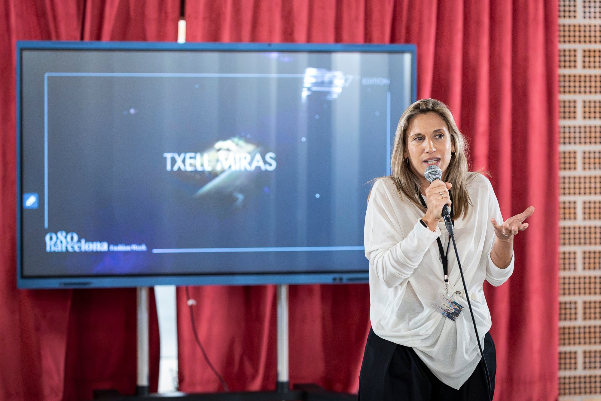 Txell Miras, dissenyadora de referència de la 080 Barcelona Fashion, ha presentat al Vapor de Prodis, una experiència artística que fusiona moda, patrimoni i audiovisual en un recorregut sensorial únic. Ha estat una de les activitats estrelles d’aquesta edició del MOARÉ 2026. I com a cloenda del dissabte, sessió de Vespreig amb el DJ Amable, eferent de l’escena indie i electrònica.