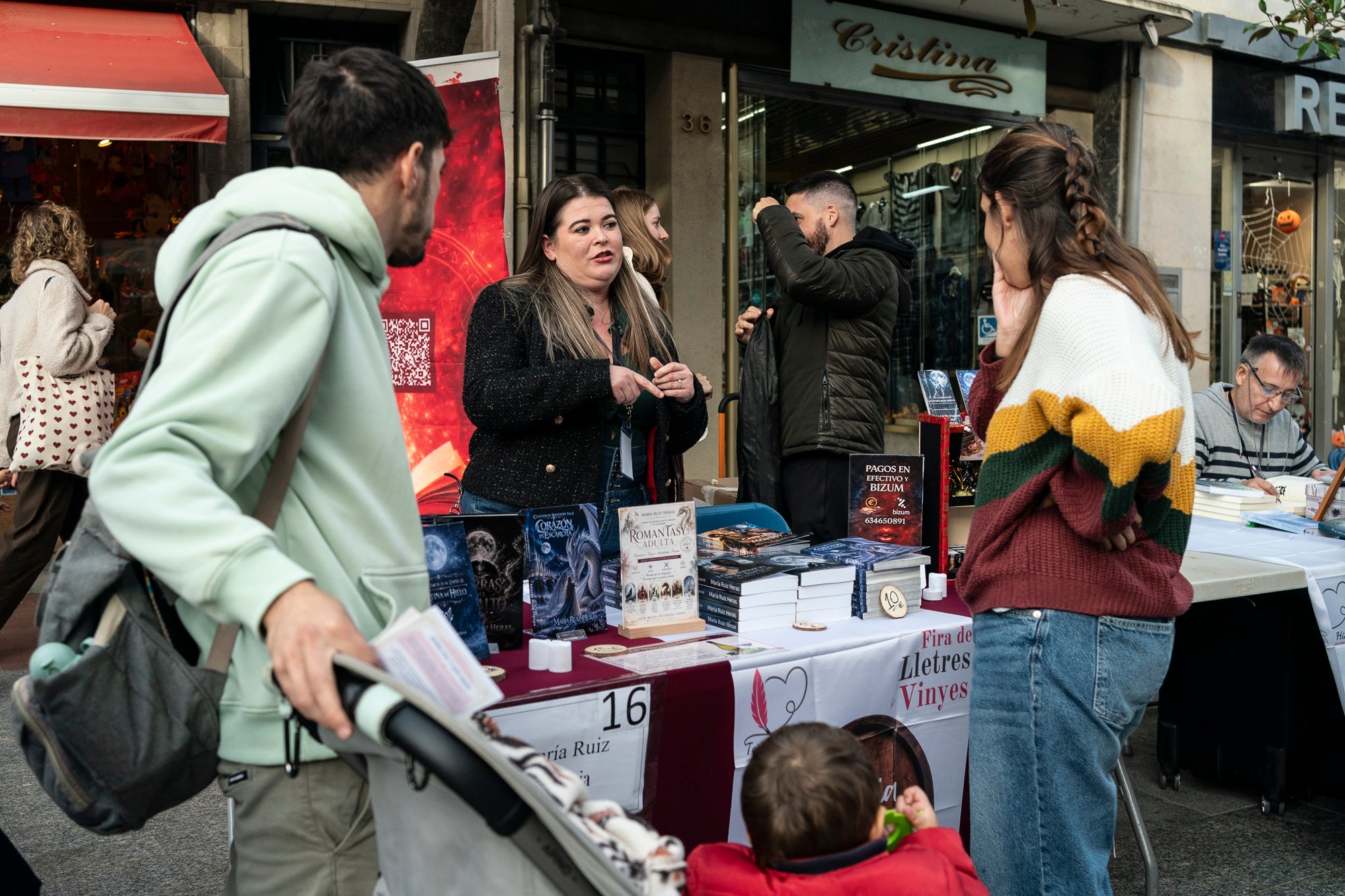 En la seva primera edició, la Fira de Lletres i Vi organitzada per l'associació Teixint Històries ha omplert aquest dissabte el raval de Montserrat de Terrassa amb un munt d'autors autopublicats, a més d'altres sota l'aixopluc editorial. El recorregut sommelier es feia per gèneres: infantil i juvenil, romàntica, fantasia, històrica, no-ficció, misteri, poesia i contemporània. Als quals el Gremi d'Hostaleria de Terrassa i Comarca proposava un vi adaptat i que ajudava a maridar amb la literatura pertinent en plena tardor | Mireia Comas