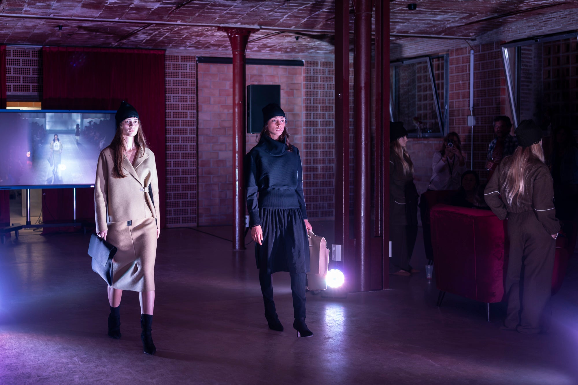 Txell Miras, dissenyadora de referència de la 080 Barcelona Fashion, ha presentat al Vapor de Prodis, una experiència artística que fusiona moda, patrimoni i audiovisual en un recorregut sensorial únic. Ha estat una de les activitats estrelles d’aquesta edició del MOARÉ 2026. I com a cloenda del dissabte, sessió de Vespreig amb el DJ Amable, eferent de l’escena indie i electrònica.