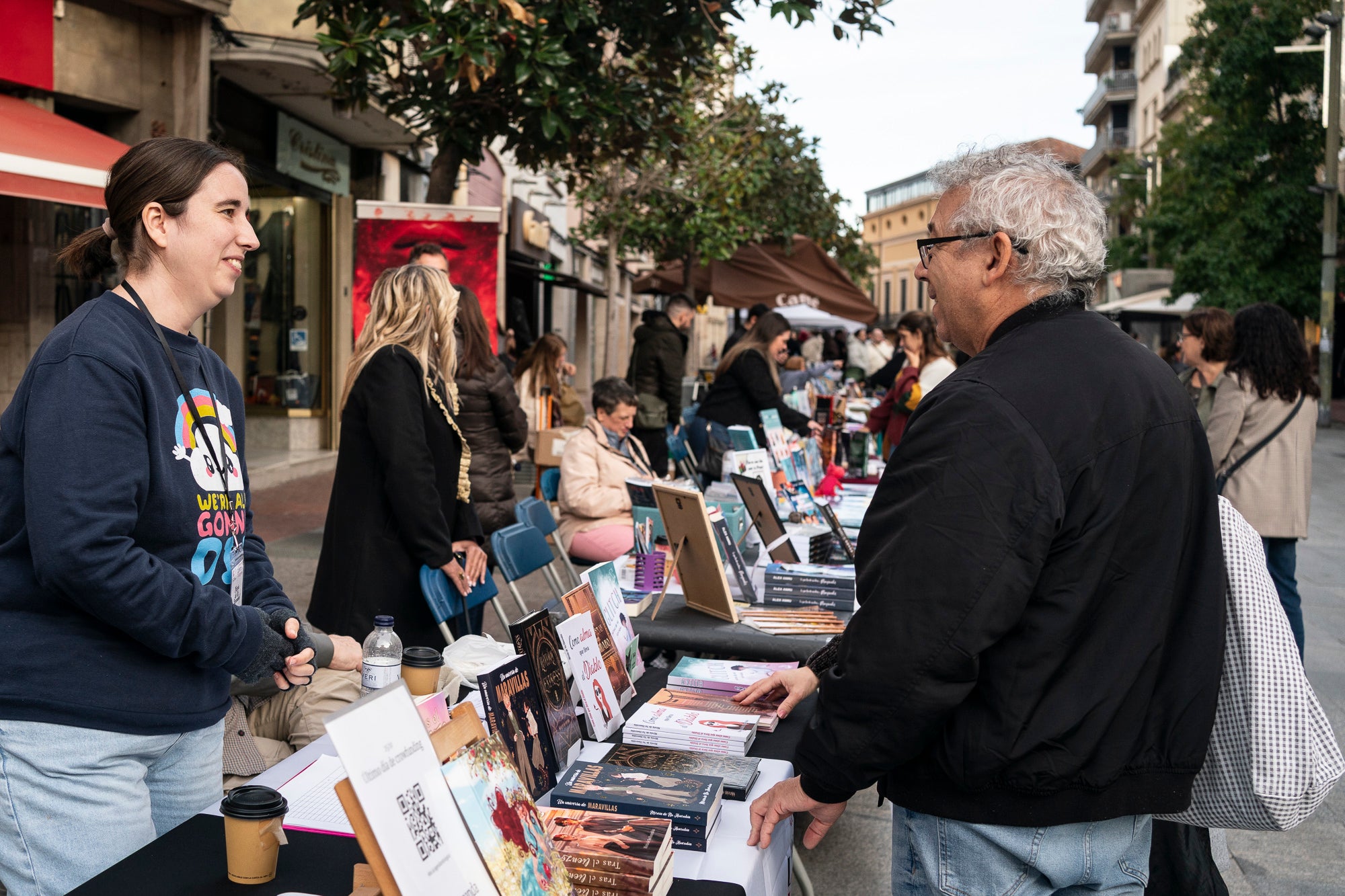 En la seva primera edició, la Fira de Lletres i Vi organitzada per l'associació Teixint Històries ha omplert aquest dissabte el raval de Montserrat de Terrassa amb un munt d'autors autopublicats, a més d'altres sota l'aixopluc editorial. El recorregut sommelier es feia per gèneres: infantil i juvenil, romàntica, fantasia, històrica, no-ficció, misteri, poesia i contemporània. Als quals el Gremi d'Hostaleria de Terrassa i Comarca proposava un vi adaptat i que ajudava a maridar amb la literatura pertinent en plena tardor | Mireia Comas