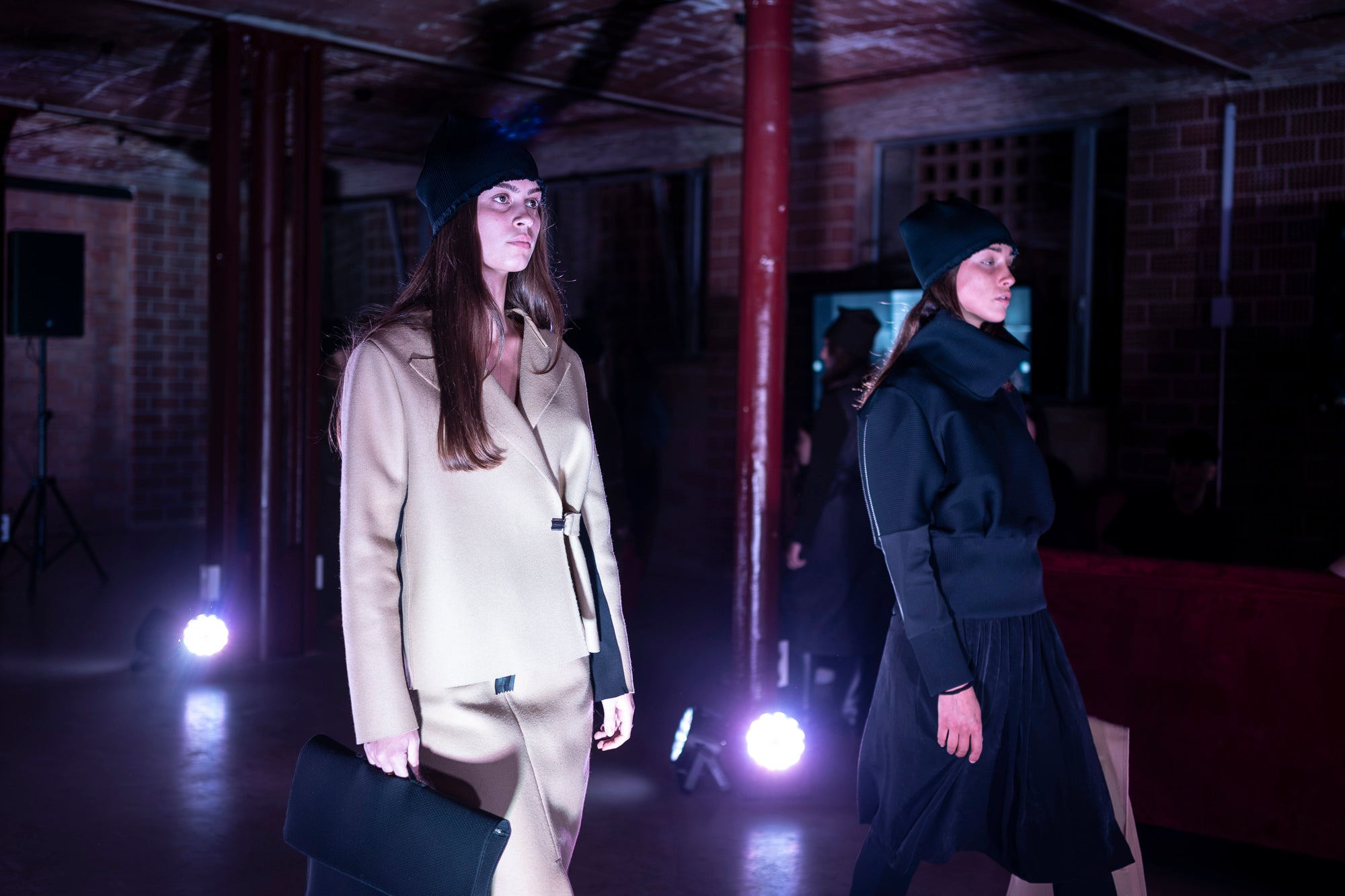 Txell Miras, dissenyadora de referència de la 080 Barcelona Fashion, ha presentat al Vapor de Prodis, una experiència artística que fusiona moda, patrimoni i audiovisual en un recorregut sensorial únic. Ha estat una de les activitats estrelles d’aquesta edició del MOARÉ 2026. I com a cloenda del dissabte, sessió de Vespreig amb el DJ Amable, eferent de l’escena indie i electrònica.
