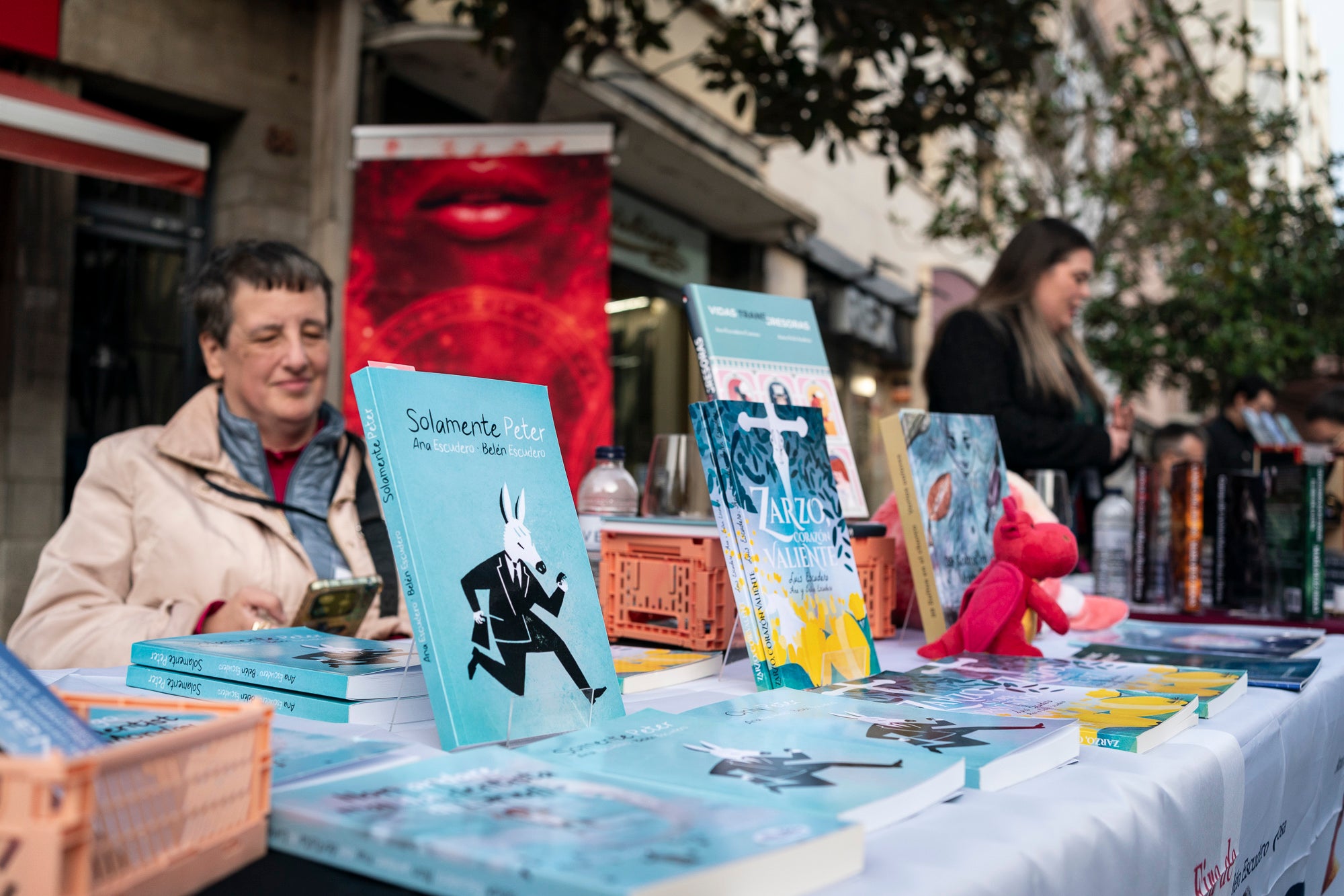 En la seva primera edició, la Fira de Lletres i Vi organitzada per l'associació Teixint Històries ha omplert aquest dissabte el raval de Montserrat de Terrassa amb un munt d'autors autopublicats, a més d'altres sota l'aixopluc editorial. El recorregut sommelier es feia per gèneres: infantil i juvenil, romàntica, fantasia, històrica, no-ficció, misteri, poesia i contemporània. Als quals el Gremi d'Hostaleria de Terrassa i Comarca proposava un vi adaptat i que ajudava a maridar amb la literatura pertinent en plena tardor | Mireia Comas