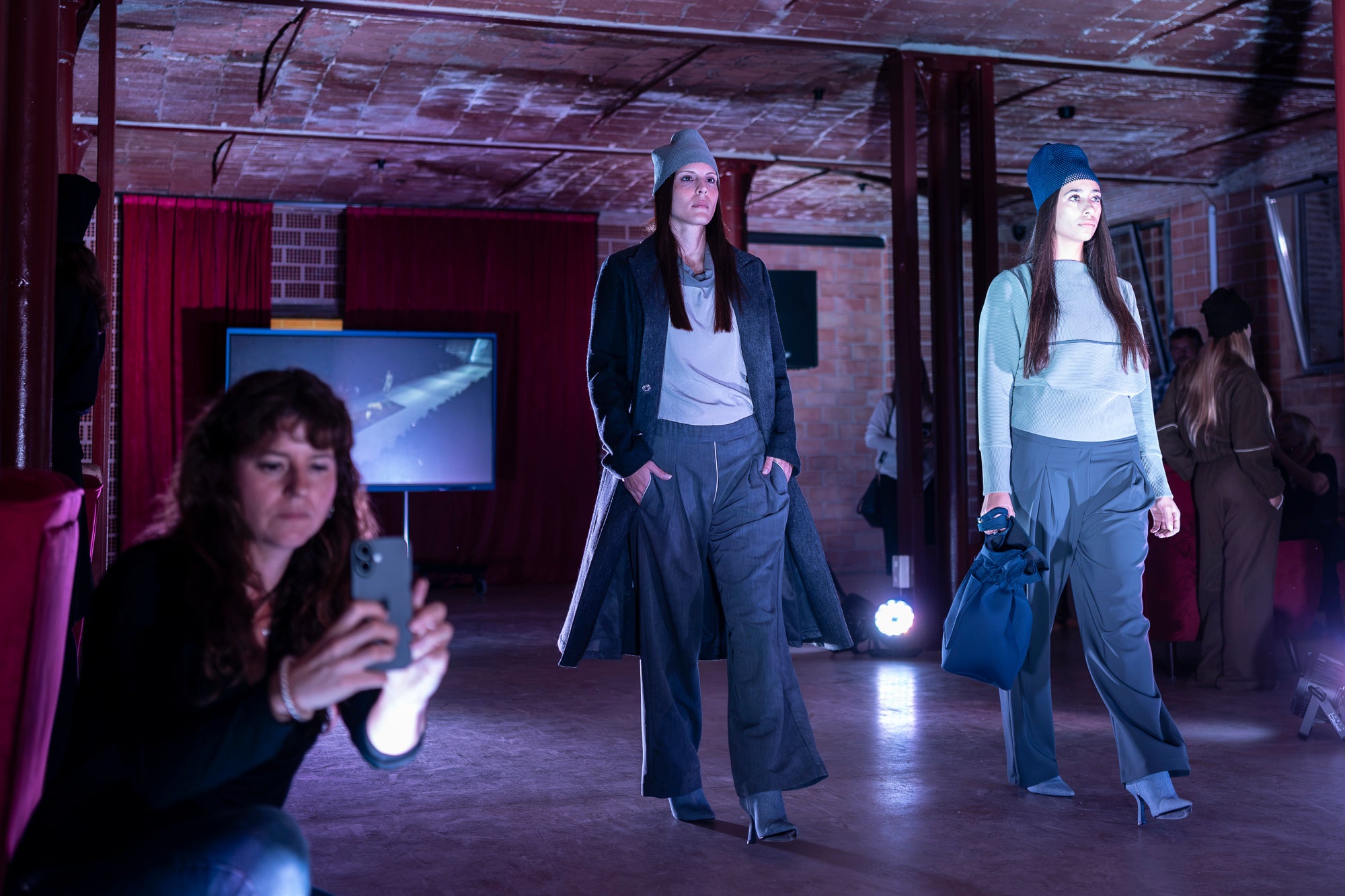 Txell Miras, dissenyadora de referència de la 080 Barcelona Fashion, ha presentat al Vapor de Prodis, una experiència artística que fusiona moda, patrimoni i audiovisual en un recorregut sensorial únic. Ha estat una de les activitats estrelles d’aquesta edició del MOARÉ 2026. I com a cloenda del dissabte, sessió de Vespreig amb el DJ Amable, eferent de l’escena indie i electrònica.