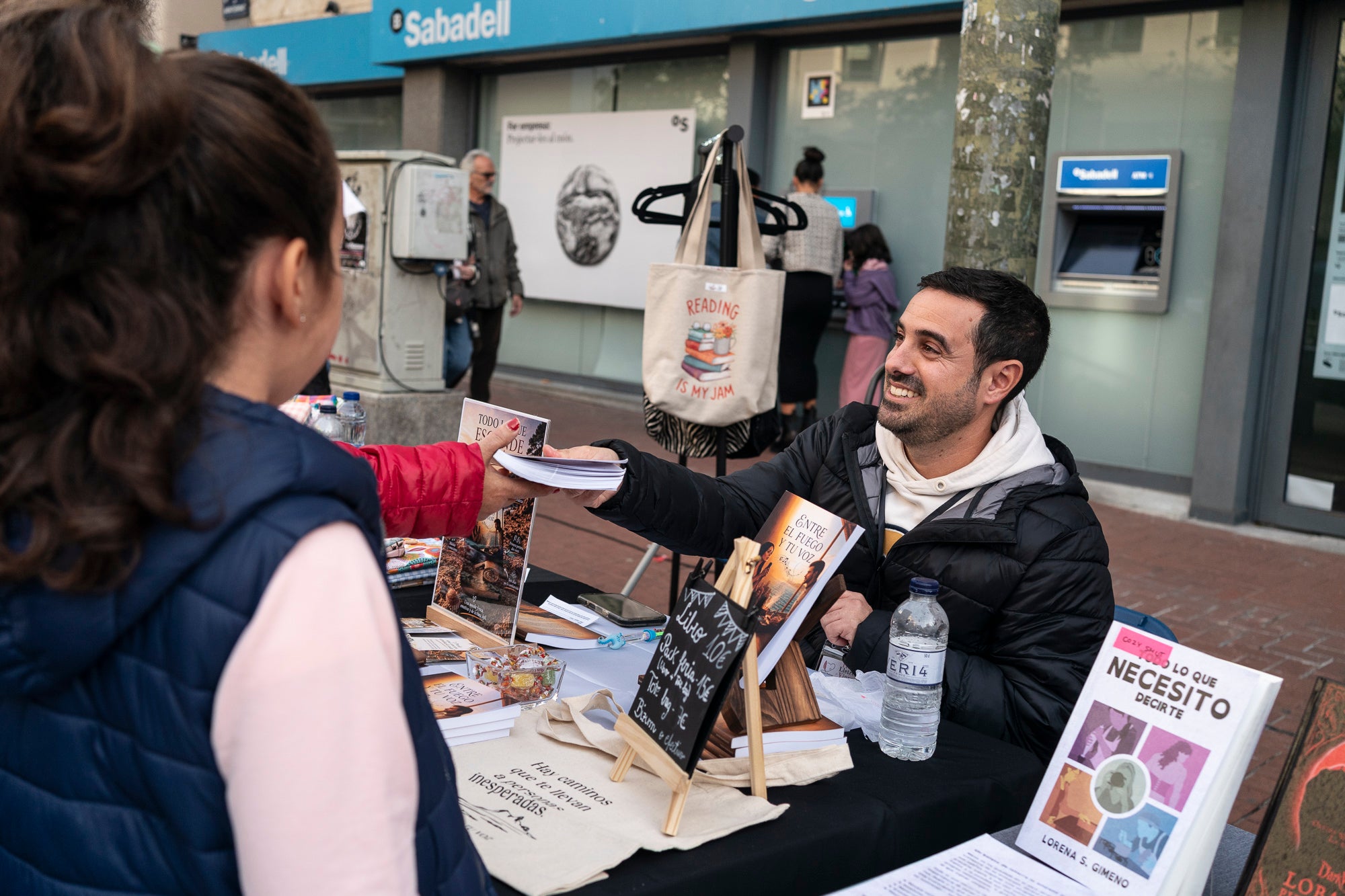 En la seva primera edició, la Fira de Lletres i Vi organitzada per l'associació Teixint Històries ha omplert aquest dissabte el raval de Montserrat de Terrassa amb un munt d'autors autopublicats, a més d'altres sota l'aixopluc editorial. El recorregut sommelier es feia per gèneres: infantil i juvenil, romàntica, fantasia, històrica, no-ficció, misteri, poesia i contemporània. Als quals el Gremi d'Hostaleria de Terrassa i Comarca proposava un vi adaptat i que ajudava a maridar amb la literatura pertinent en plena tardor | Mireia Comas
