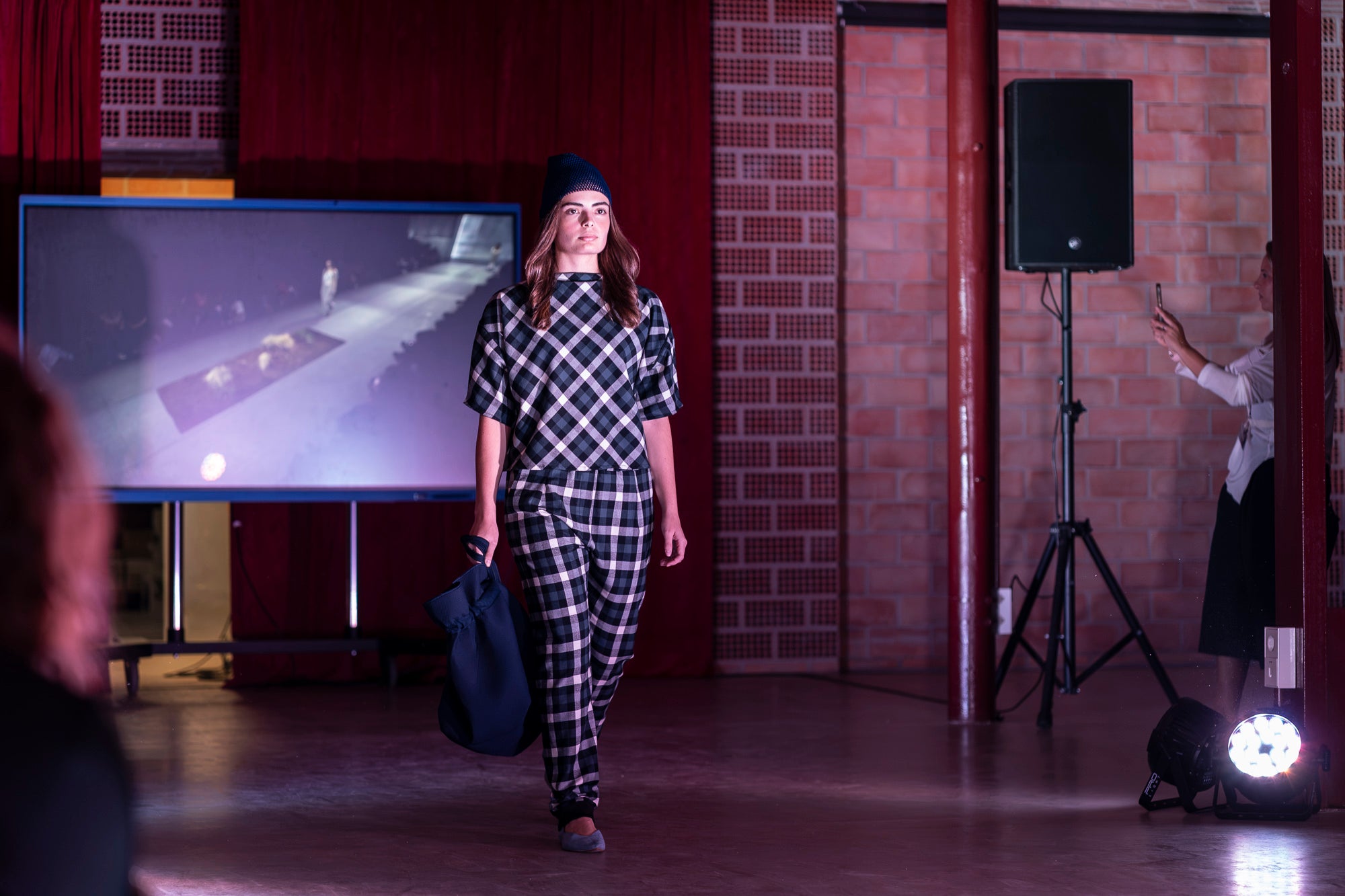 Txell Miras, dissenyadora de referència de la 080 Barcelona Fashion, ha presentat al Vapor de Prodis, una experiència artística que fusiona moda, patrimoni i audiovisual en un recorregut sensorial únic. Ha estat una de les activitats estrelles d’aquesta edició del MOARÉ 2026. I com a cloenda del dissabte, sessió de Vespreig amb el DJ Amable, eferent de l’escena indie i electrònica.