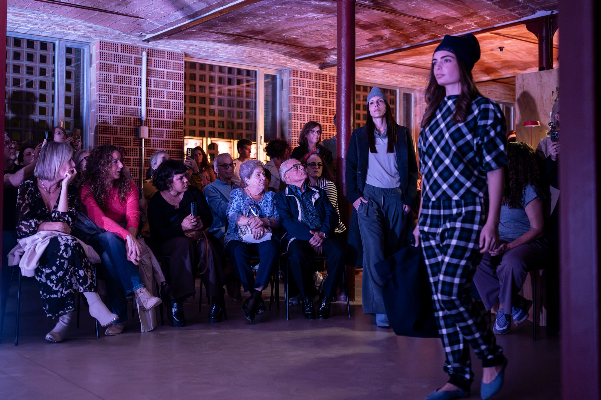 Txell Miras, dissenyadora de referència de la 080 Barcelona Fashion, ha presentat al Vapor de Prodis, una experiència artística que fusiona moda, patrimoni i audiovisual en un recorregut sensorial únic. Ha estat una de les activitats estrelles d’aquesta edició del MOARÉ 2026. I com a cloenda del dissabte, sessió de Vespreig amb el DJ Amable, eferent de l’escena indie i electrònica.
