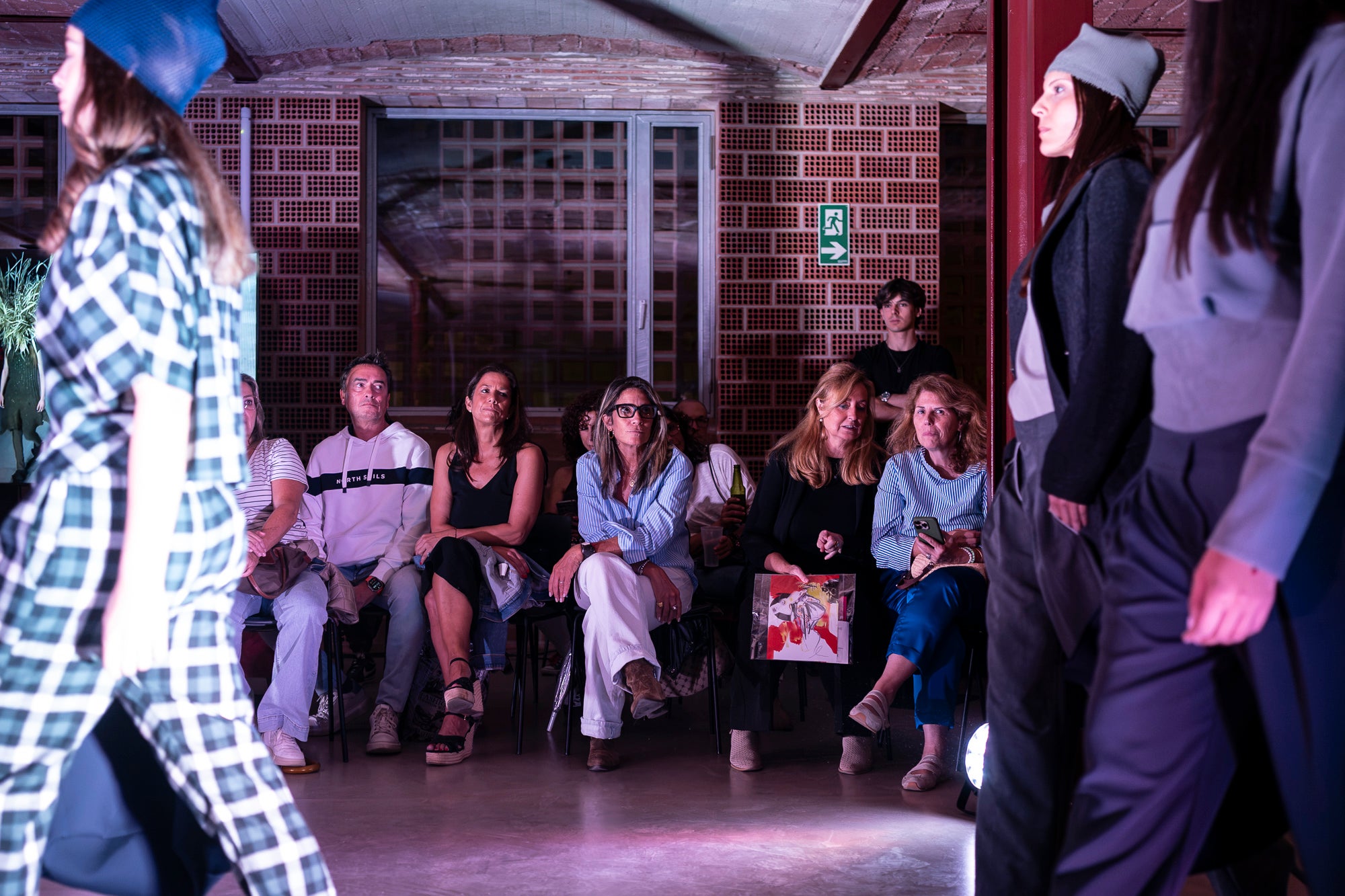 Txell Miras, dissenyadora de referència de la 080 Barcelona Fashion, ha presentat al Vapor de Prodis, una experiència artística que fusiona moda, patrimoni i audiovisual en un recorregut sensorial únic. Ha estat una de les activitats estrelles d’aquesta edició del MOARÉ 2026. I com a cloenda del dissabte, sessió de Vespreig amb el DJ Amable, eferent de l’escena indie i electrònica.