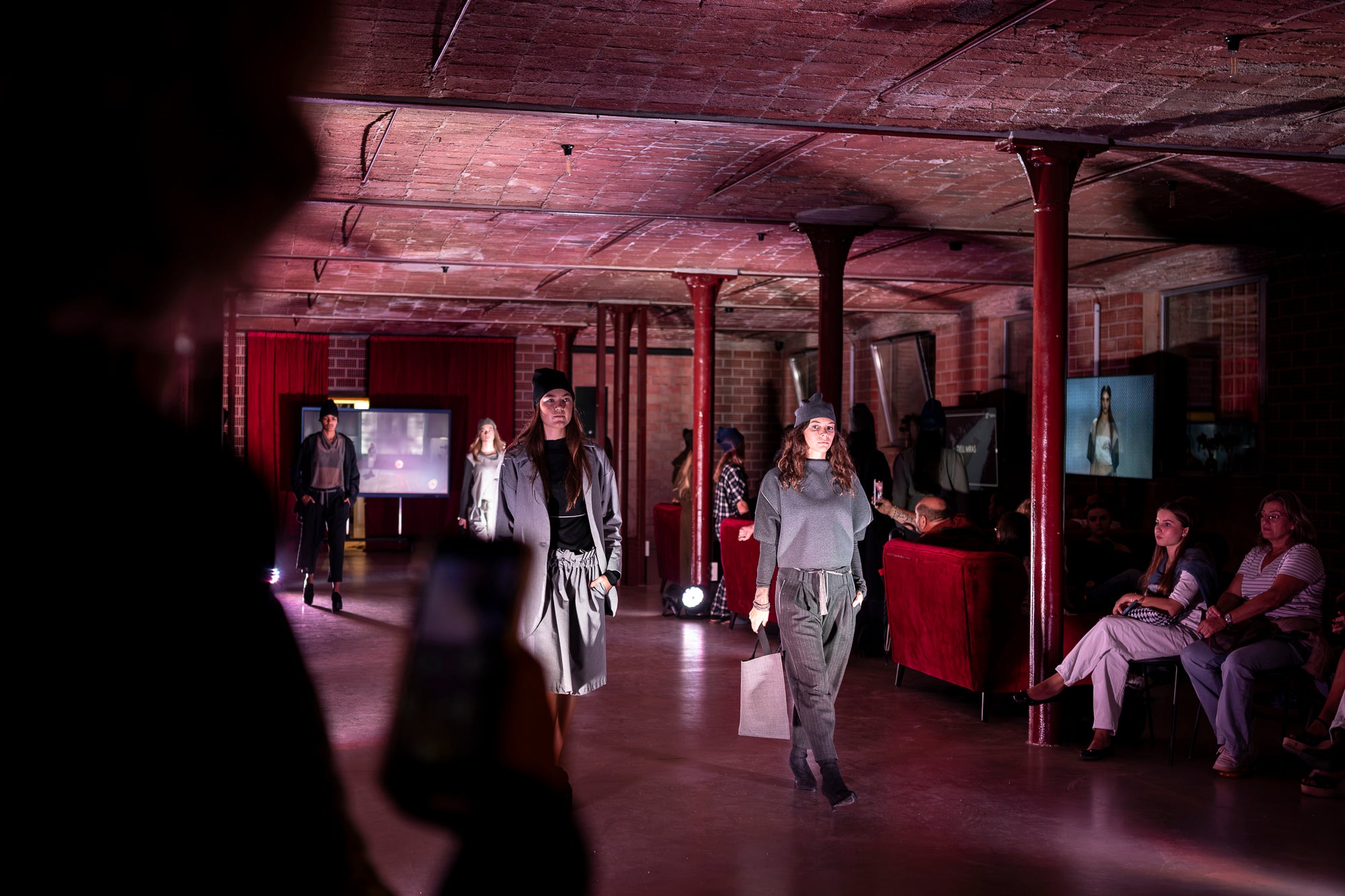 Txell Miras, dissenyadora de referència de la 080 Barcelona Fashion, ha presentat al Vapor de Prodis, una experiència artística que fusiona moda, patrimoni i audiovisual en un recorregut sensorial únic. Ha estat una de les activitats estrelles d’aquesta edició del MOARÉ 2026. I com a cloenda del dissabte, sessió de Vespreig amb el DJ Amable, eferent de l’escena indie i electrònica.