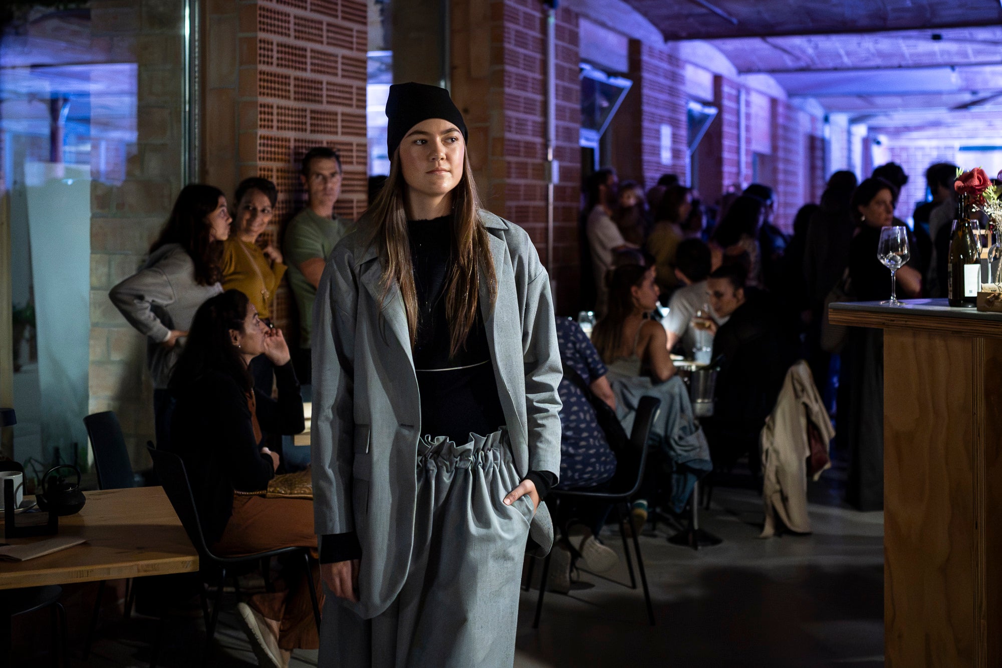 Txell Miras, dissenyadora de referència de la 080 Barcelona Fashion, ha presentat al Vapor de Prodis, una experiència artística que fusiona moda, patrimoni i audiovisual en un recorregut sensorial únic. Ha estat una de les activitats estrelles d’aquesta edició del MOARÉ 2026. I com a cloenda del dissabte, sessió de Vespreig amb el DJ Amable, eferent de l’escena indie i electrònica.