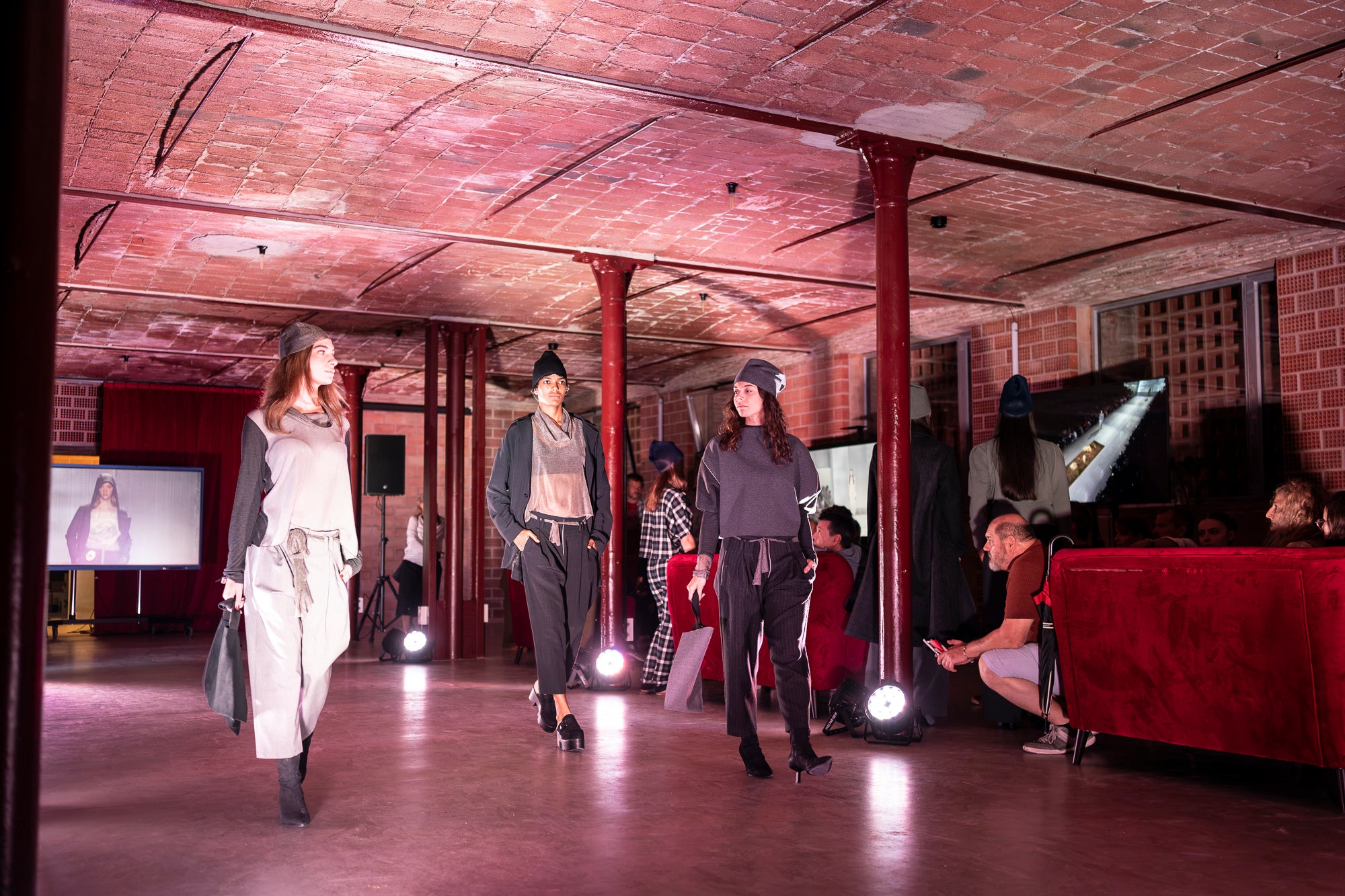 Txell Miras, dissenyadora de referència de la 080 Barcelona Fashion, ha presentat al Vapor de Prodis, una experiència artística que fusiona moda, patrimoni i audiovisual en un recorregut sensorial únic. Ha estat una de les activitats estrelles d’aquesta edició del MOARÉ 2026. I com a cloenda del dissabte, sessió de Vespreig amb el DJ Amable, eferent de l’escena indie i electrònica.