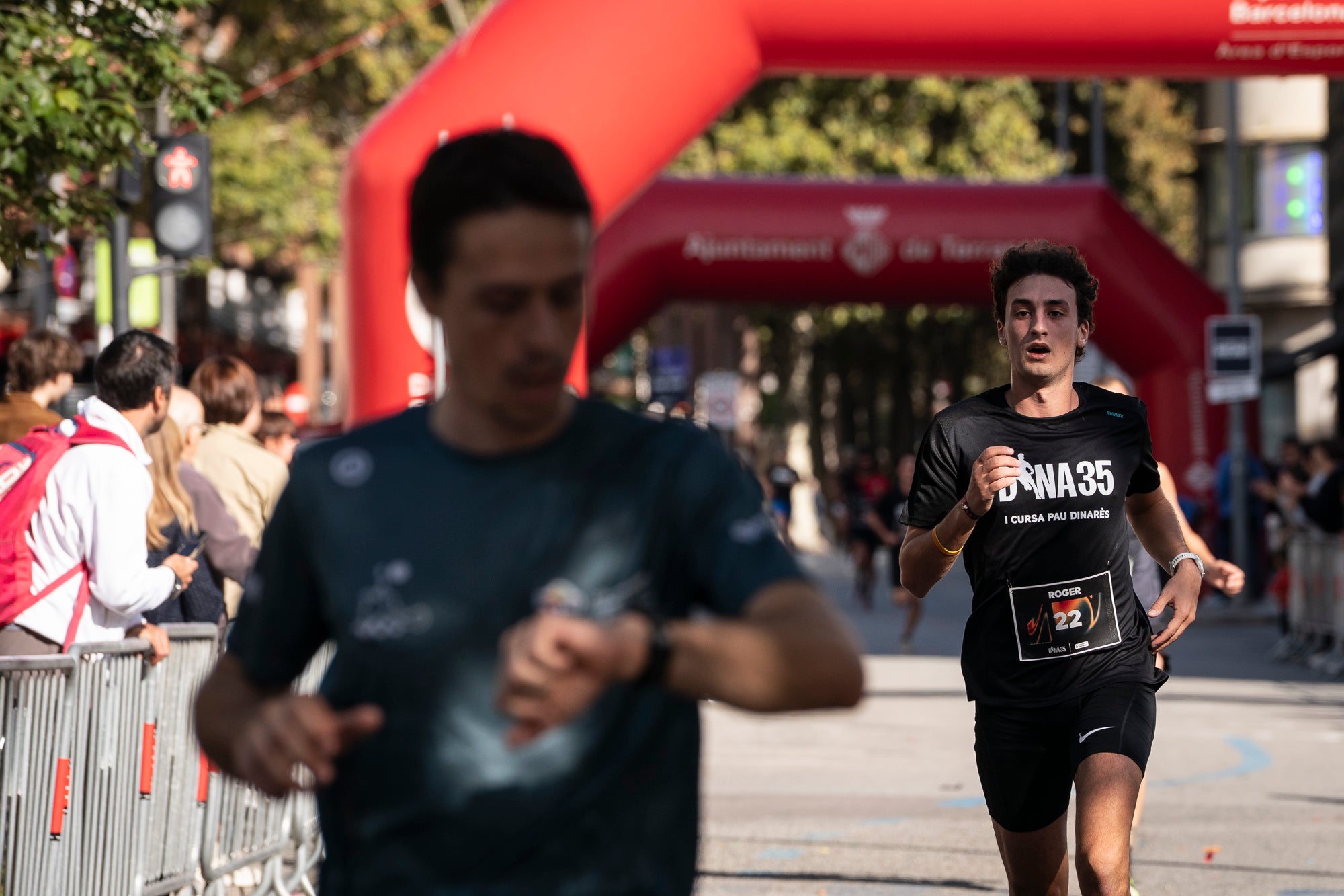 Segurament els guanyadors eren el de menys, però aquests vencedors i els seus temps li donen més relleu a la I Cursa Solidària Pau Dinarès disputada aquest diumenge a Terrassa per recaptar fons en la investigació de l'osteosarcoma. En categoria masculina, ha estat la jove promesa terrassenca Àlex Pintado qui ha travessat primer la meta del recorregut de 10 quilòmetres urbans amb 30 minuts i 52 segons, mentre que en categoria femenina ha estat primera la veterana egarenca Sandra Asín, amb 37 minuts i 32 segons. L'arribada i sortida es feia al parc dels Catalans i el moment més simbòlic era el pas per davant del carrer de Suris, on viu la família de Pau Dinarès, jove atleta d'hoquei sobre herba de l'Egara que va morir el novembre passat als 22 anys d'aquest càncer i en memòria de qual l'associació Dina35 ha creat aquesta prova | Mireia Comas