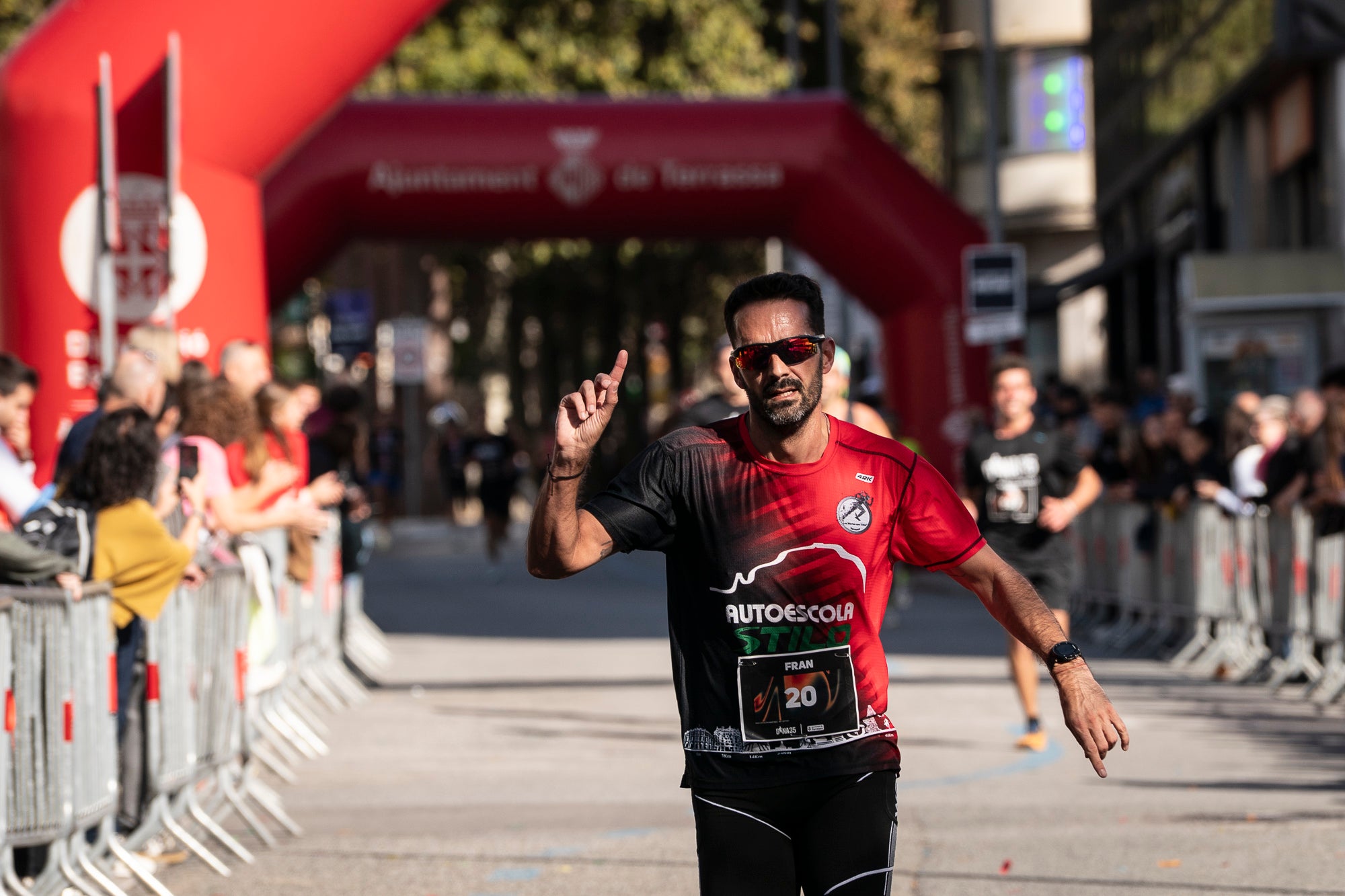 Segurament els guanyadors eren el de menys, però aquests vencedors i els seus temps li donen més relleu a la I Cursa Solidària Pau Dinarès disputada aquest diumenge a Terrassa per recaptar fons en la investigació de l'osteosarcoma. En categoria masculina, ha estat la jove promesa terrassenca Àlex Pintado qui ha travessat primer la meta del recorregut de 10 quilòmetres urbans amb 30 minuts i 52 segons, mentre que en categoria femenina ha estat primera la veterana egarenca Sandra Asín, amb 37 minuts i 32 segons. L'arribada i sortida es feia al parc dels Catalans i el moment més simbòlic era el pas per davant del carrer de Suris, on viu la família de Pau Dinarès, jove atleta d'hoquei sobre herba de l'Egara que va morir el novembre passat als 22 anys d'aquest càncer i en memòria de qual l'associació Dina35 ha creat aquesta prova | Mireia Comas