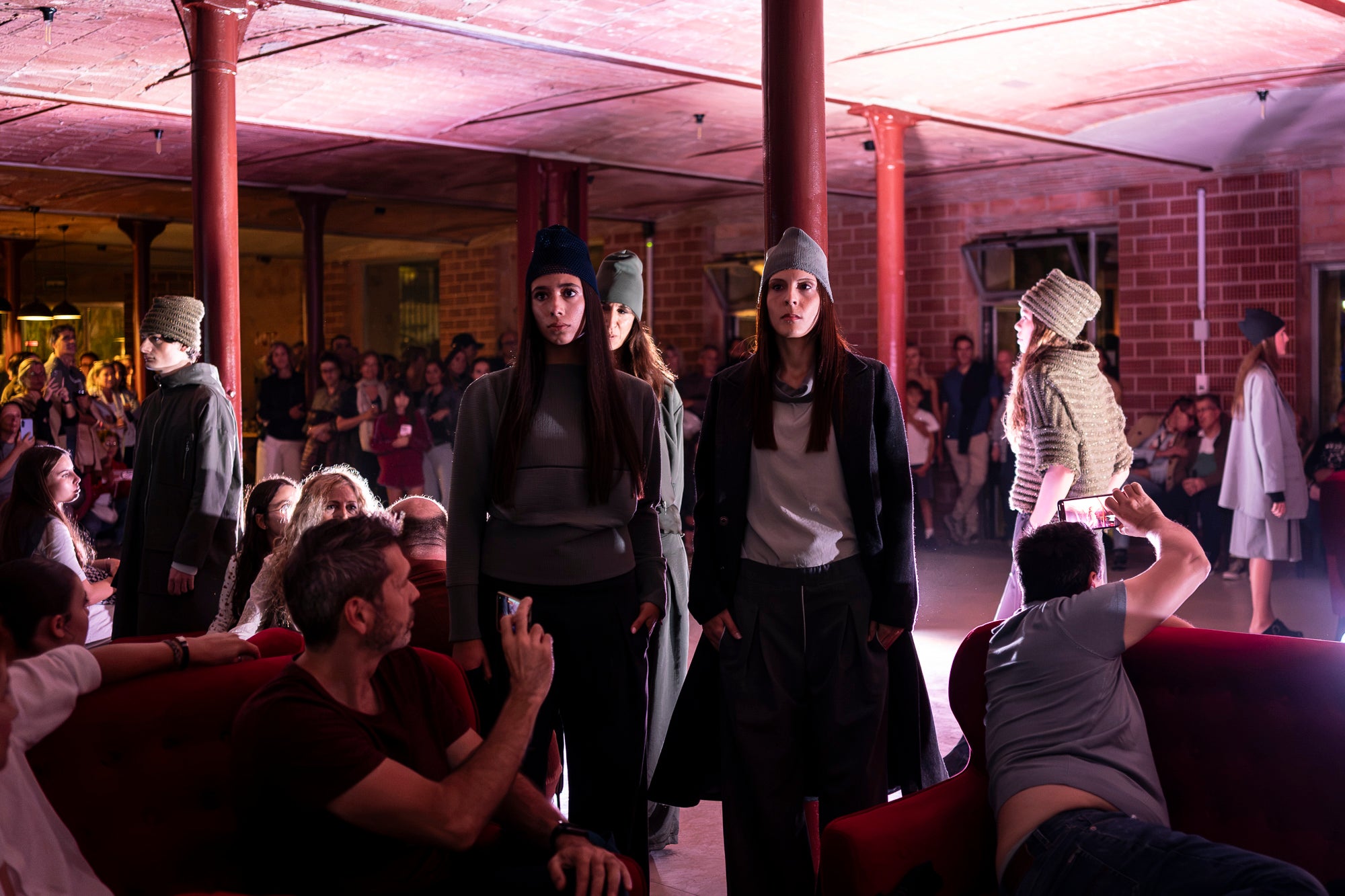 Txell Miras, dissenyadora de referència de la 080 Barcelona Fashion, ha presentat al Vapor de Prodis, una experiència artística que fusiona moda, patrimoni i audiovisual en un recorregut sensorial únic. Ha estat una de les activitats estrelles d’aquesta edició del MOARÉ 2026. I com a cloenda del dissabte, sessió de Vespreig amb el DJ Amable, eferent de l’escena indie i electrònica.