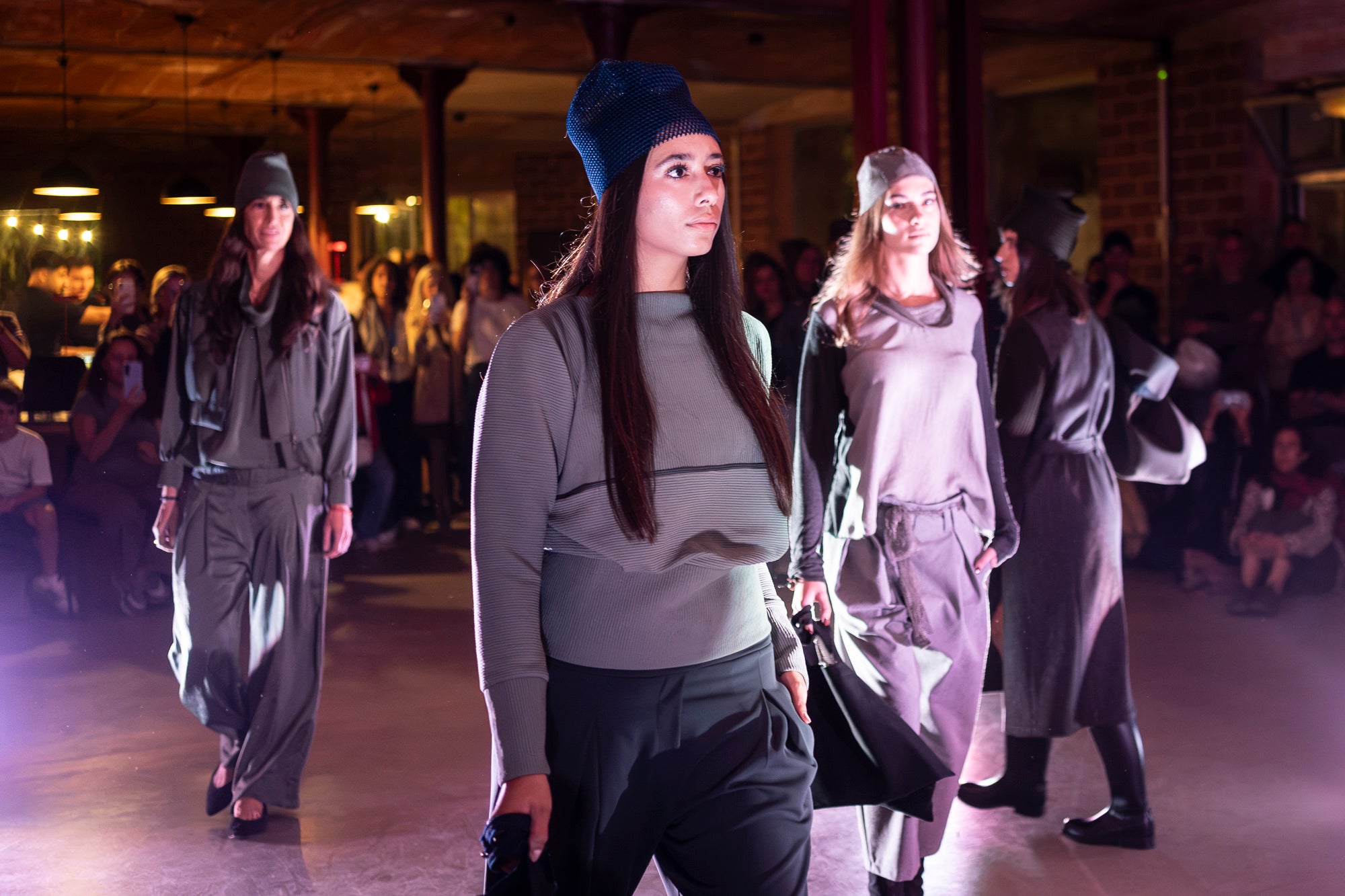 Txell Miras, dissenyadora de referència de la 080 Barcelona Fashion, ha presentat al Vapor de Prodis, una experiència artística que fusiona moda, patrimoni i audiovisual en un recorregut sensorial únic. Ha estat una de les activitats estrelles d’aquesta edició del MOARÉ 2026. I com a cloenda del dissabte, sessió de Vespreig amb el DJ Amable, eferent de l’escena indie i electrònica.