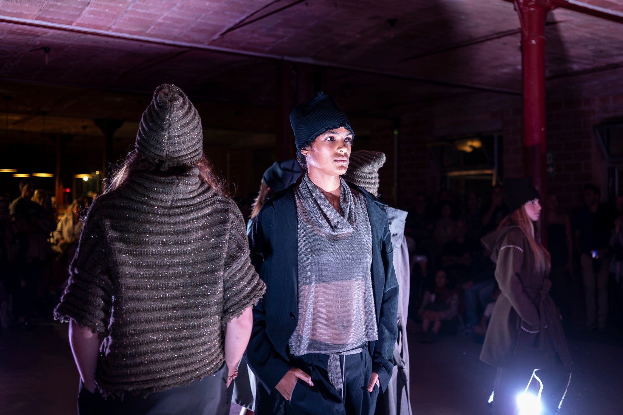 Txell Miras, dissenyadora de referència de la 080 Barcelona Fashion, ha presentat al Vapor de Prodis, una experiència artística que fusiona moda, patrimoni i audiovisual en un recorregut sensorial únic. Ha estat una de les activitats estrelles d’aquesta edició del MOARÉ 2026. I com a cloenda del dissabte, sessió de Vespreig amb el DJ Amable, eferent de l’escena indie i electrònica.
