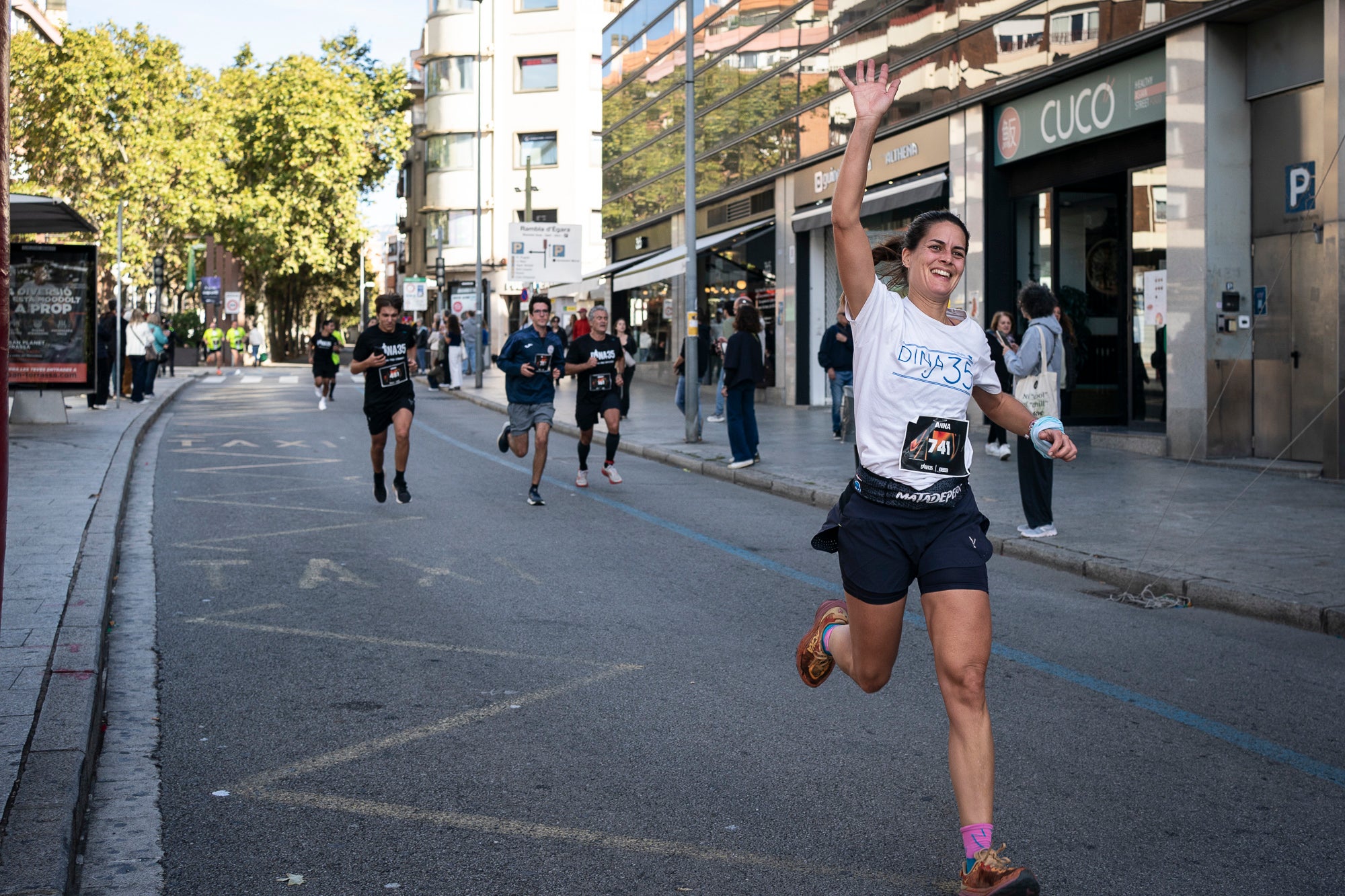 Segurament els guanyadors eren el de menys, però aquests vencedors i els seus temps li donen més relleu a la I Cursa Solidària Pau Dinarès disputada aquest diumenge a Terrassa per recaptar fons en la investigació de l'osteosarcoma. En categoria masculina, ha estat la jove promesa terrassenca Àlex Pintado qui ha travessat primer la meta del recorregut de 10 quilòmetres urbans amb 30 minuts i 52 segons, mentre que en categoria femenina ha estat primera la veterana egarenca Sandra Asín, amb 37 minuts i 32 segons. L'arribada i sortida es feia al parc dels Catalans i el moment més simbòlic era el pas per davant del carrer de Suris, on viu la família de Pau Dinarès, jove atleta d'hoquei sobre herba de l'Egara que va morir el novembre passat als 22 anys d'aquest càncer i en memòria de qual l'associació Dina35 ha creat aquesta prova | Mireia Comas