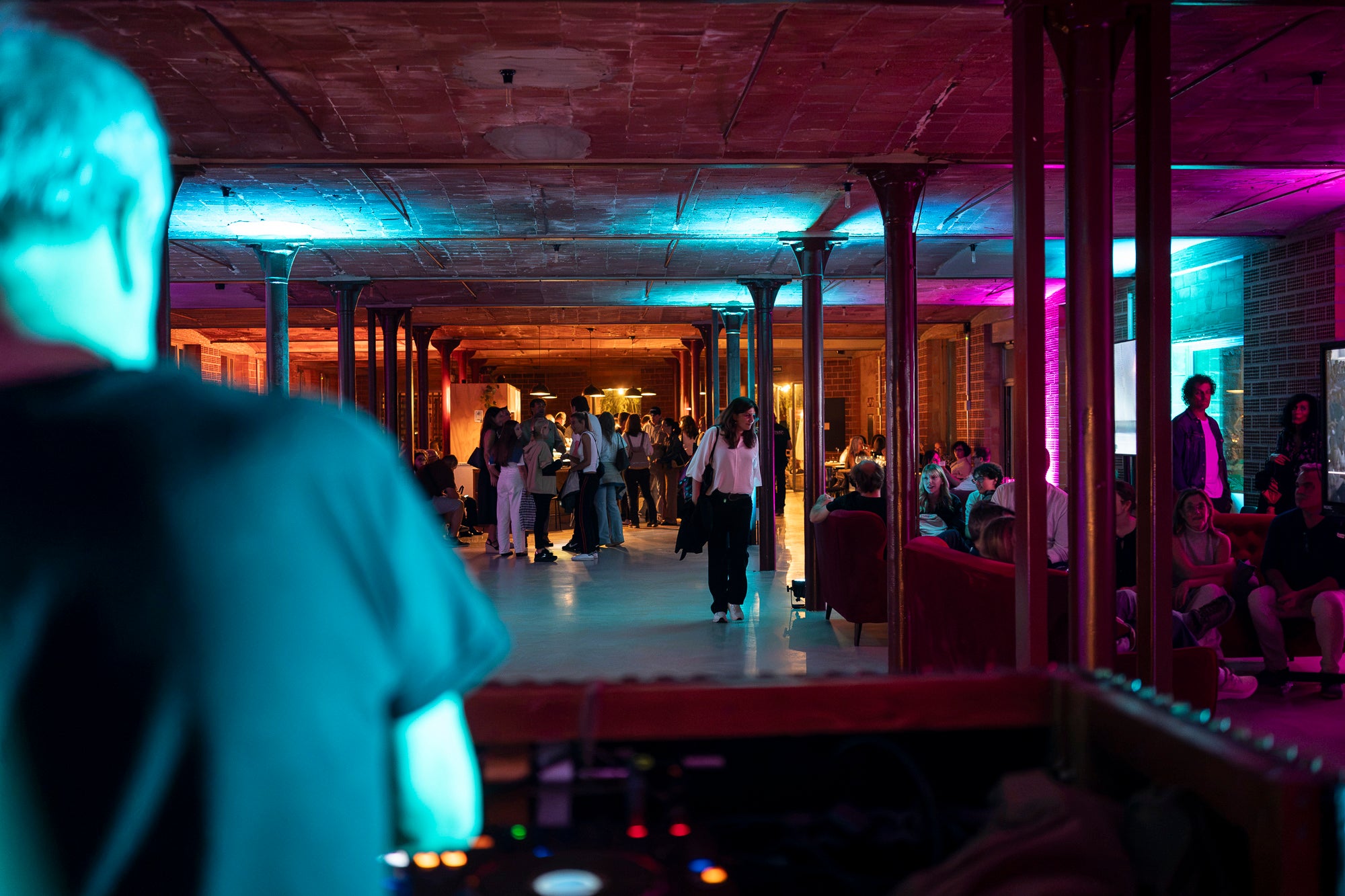Txell Miras, dissenyadora de referència de la 080 Barcelona Fashion, ha presentat al Vapor de Prodis, una experiència artística que fusiona moda, patrimoni i audiovisual en un recorregut sensorial únic. Ha estat una de les activitats estrelles d’aquesta edició del MOARÉ 2026. I com a cloenda del dissabte, sessió de Vespreig amb el DJ Amable, eferent de l’escena indie i electrònica.