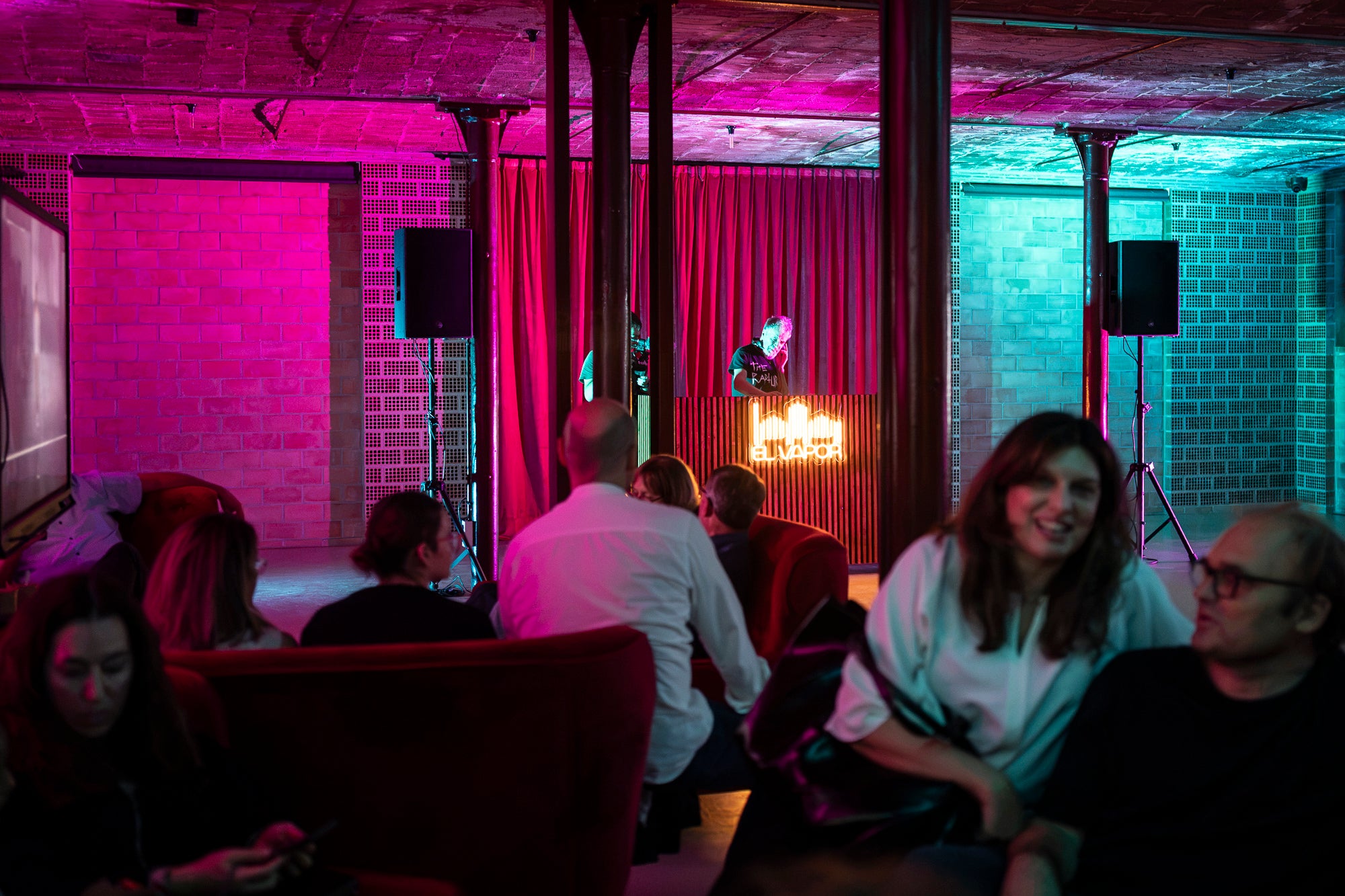 Txell Miras, dissenyadora de referència de la 080 Barcelona Fashion, ha presentat al Vapor de Prodis, una experiència artística que fusiona moda, patrimoni i audiovisual en un recorregut sensorial únic. Ha estat una de les activitats estrelles d’aquesta edició del MOARÉ 2026. I com a cloenda del dissabte, sessió de Vespreig amb el DJ Amable, eferent de l’escena indie i electrònica.