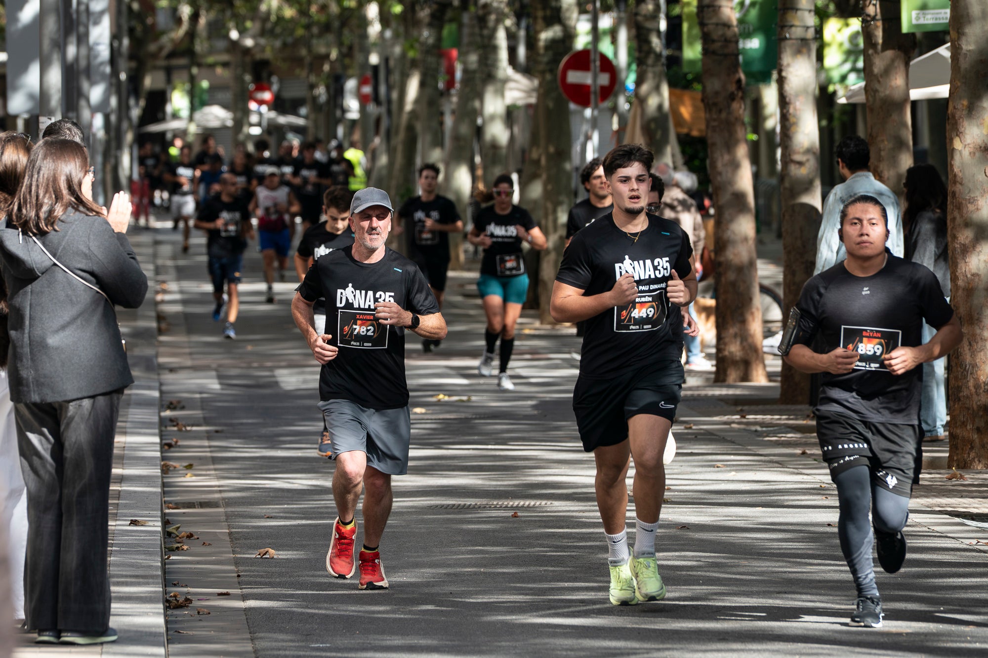 Segurament els guanyadors eren el de menys, però aquests vencedors i els seus temps li donen més relleu a la I Cursa Solidària Pau Dinarès disputada aquest diumenge a Terrassa per recaptar fons en la investigació de l'osteosarcoma. En categoria masculina, ha estat la jove promesa terrassenca Àlex Pintado qui ha travessat primer la meta del recorregut de 10 quilòmetres urbans amb 30 minuts i 52 segons, mentre que en categoria femenina ha estat primera la veterana egarenca Sandra Asín, amb 37 minuts i 32 segons. L'arribada i sortida es feia al parc dels Catalans i el moment més simbòlic era el pas per davant del carrer de Suris, on viu la família de Pau Dinarès, jove atleta d'hoquei sobre herba de l'Egara que va morir el novembre passat als 22 anys d'aquest càncer i en memòria de qual l'associació Dina35 ha creat aquesta prova | Mireia Comas