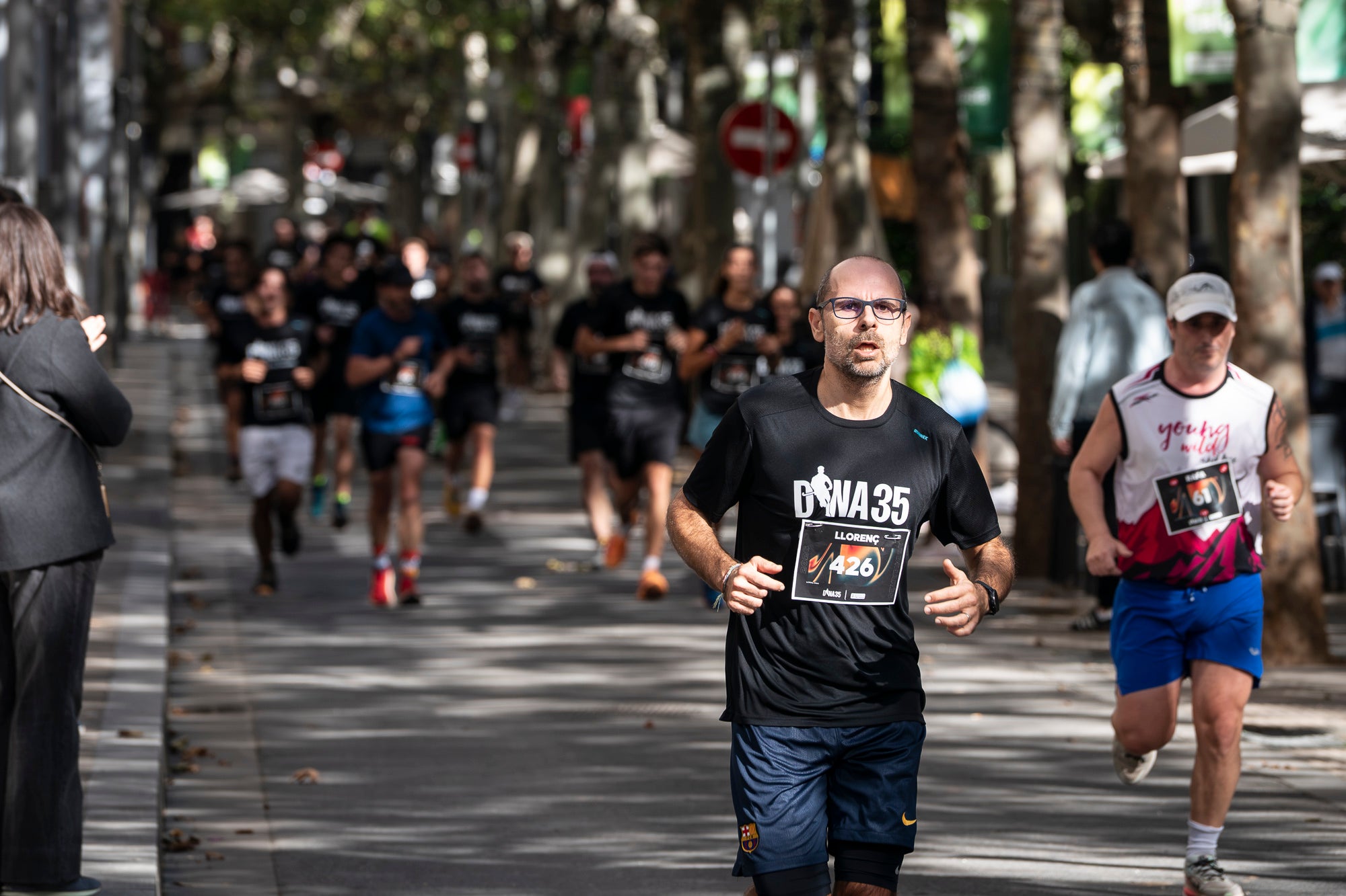 Segurament els guanyadors eren el de menys, però aquests vencedors i els seus temps li donen més relleu a la I Cursa Solidària Pau Dinarès disputada aquest diumenge a Terrassa per recaptar fons en la investigació de l'osteosarcoma. En categoria masculina, ha estat la jove promesa terrassenca Àlex Pintado qui ha travessat primer la meta del recorregut de 10 quilòmetres urbans amb 30 minuts i 52 segons, mentre que en categoria femenina ha estat primera la veterana egarenca Sandra Asín, amb 37 minuts i 32 segons. L'arribada i sortida es feia al parc dels Catalans i el moment més simbòlic era el pas per davant del carrer de Suris, on viu la família de Pau Dinarès, jove atleta d'hoquei sobre herba de l'Egara que va morir el novembre passat als 22 anys d'aquest càncer i en memòria de qual l'associació Dina35 ha creat aquesta prova | Mireia Comas