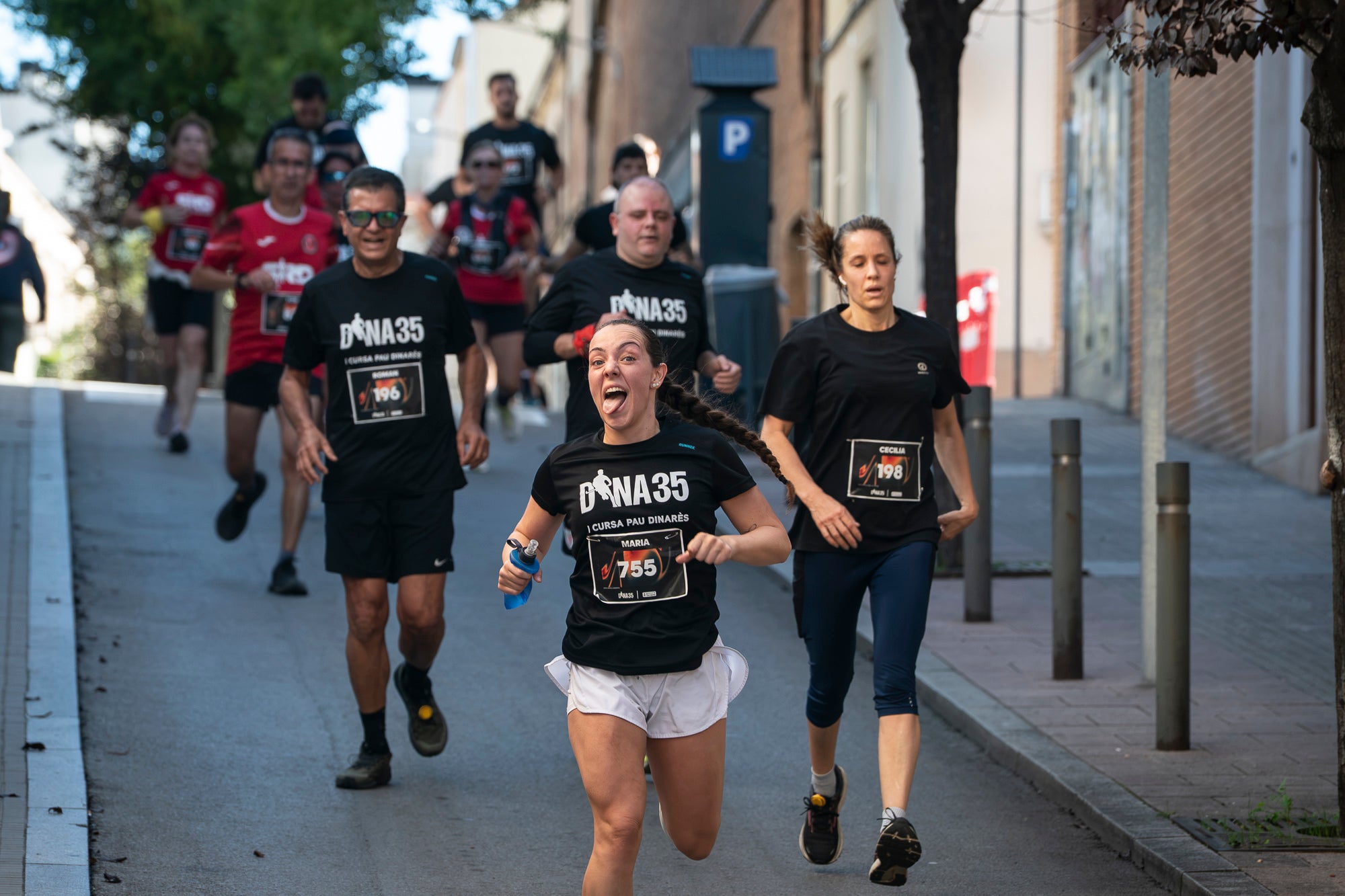 Segurament els guanyadors eren el de menys, però aquests vencedors i els seus temps li donen més relleu a la I Cursa Solidària Pau Dinarès disputada aquest diumenge a Terrassa per recaptar fons en la investigació de l'osteosarcoma. En categoria masculina, ha estat la jove promesa terrassenca Àlex Pintado qui ha travessat primer la meta del recorregut de 10 quilòmetres urbans amb 30 minuts i 52 segons, mentre que en categoria femenina ha estat primera la veterana egarenca Sandra Asín, amb 37 minuts i 32 segons. L'arribada i sortida es feia al parc dels Catalans i el moment més simbòlic era el pas per davant del carrer de Suris, on viu la família de Pau Dinarès, jove atleta d'hoquei sobre herba de l'Egara que va morir el novembre passat als 22 anys d'aquest càncer i en memòria de qual l'associació Dina35 ha creat aquesta prova | Mireia Comas