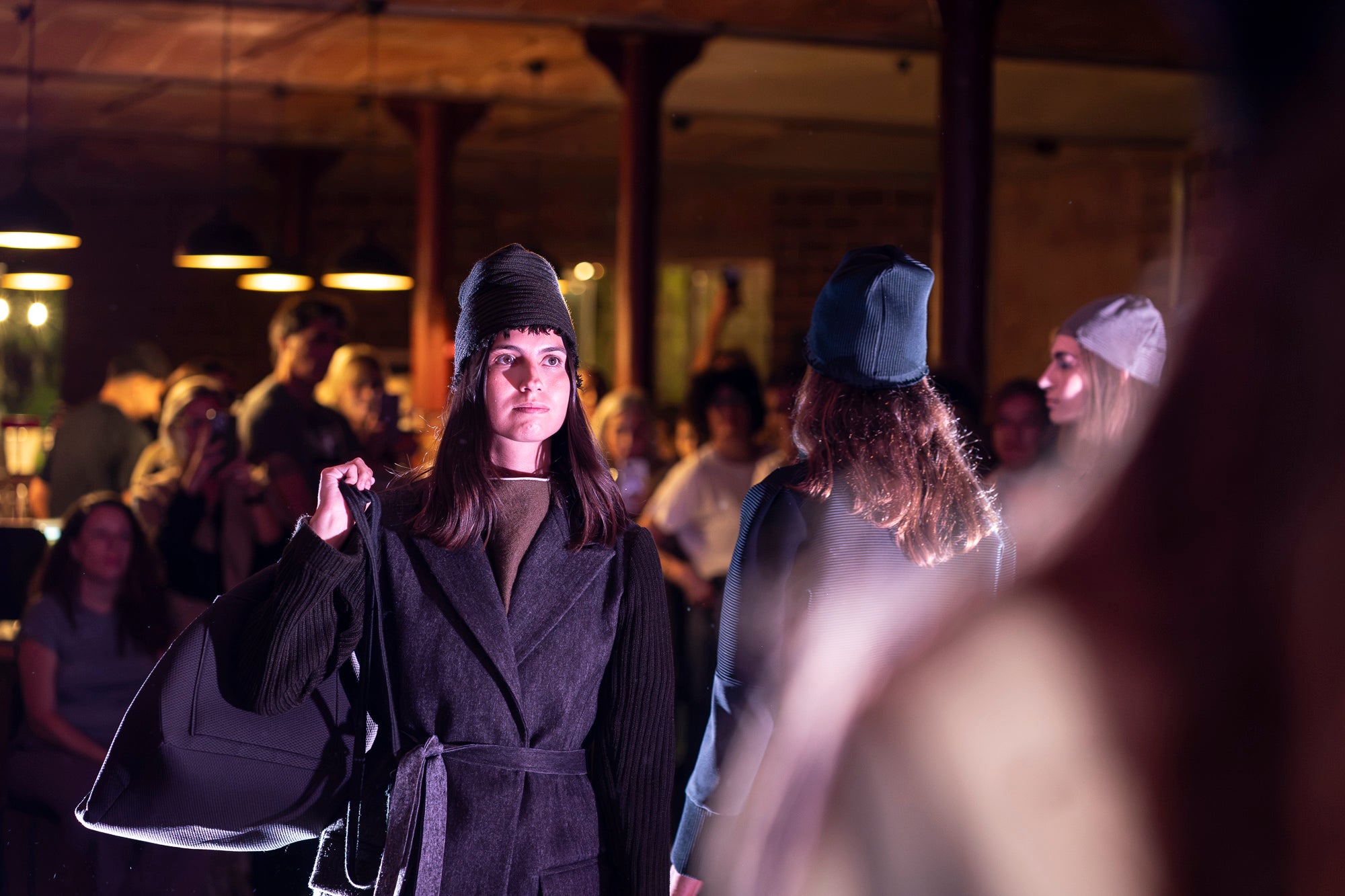 Txell Miras, dissenyadora de referència de la 080 Barcelona Fashion, ha presentat al Vapor de Prodis, una experiència artística que fusiona moda, patrimoni i audiovisual en un recorregut sensorial únic. Ha estat una de les activitats estrelles d’aquesta edició del MOARÉ 2026. I com a cloenda del dissabte, sessió de Vespreig amb el DJ Amable, eferent de l’escena indie i electrònica.